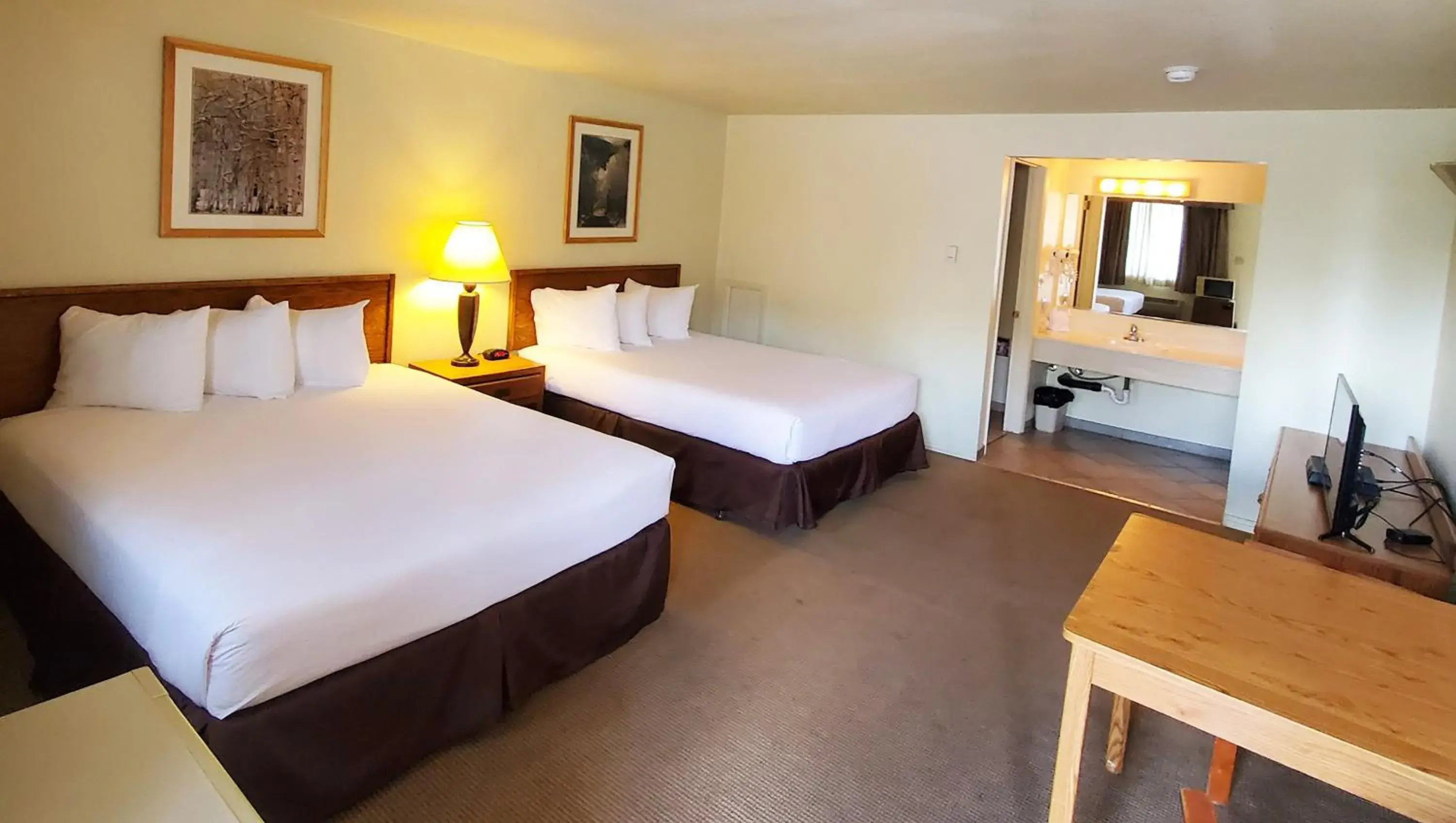 Queen Room with Two Queen Beds in Magnuson Hotel Ely Queen Room with Two Queen Beds in Magnuson Hotel Ely