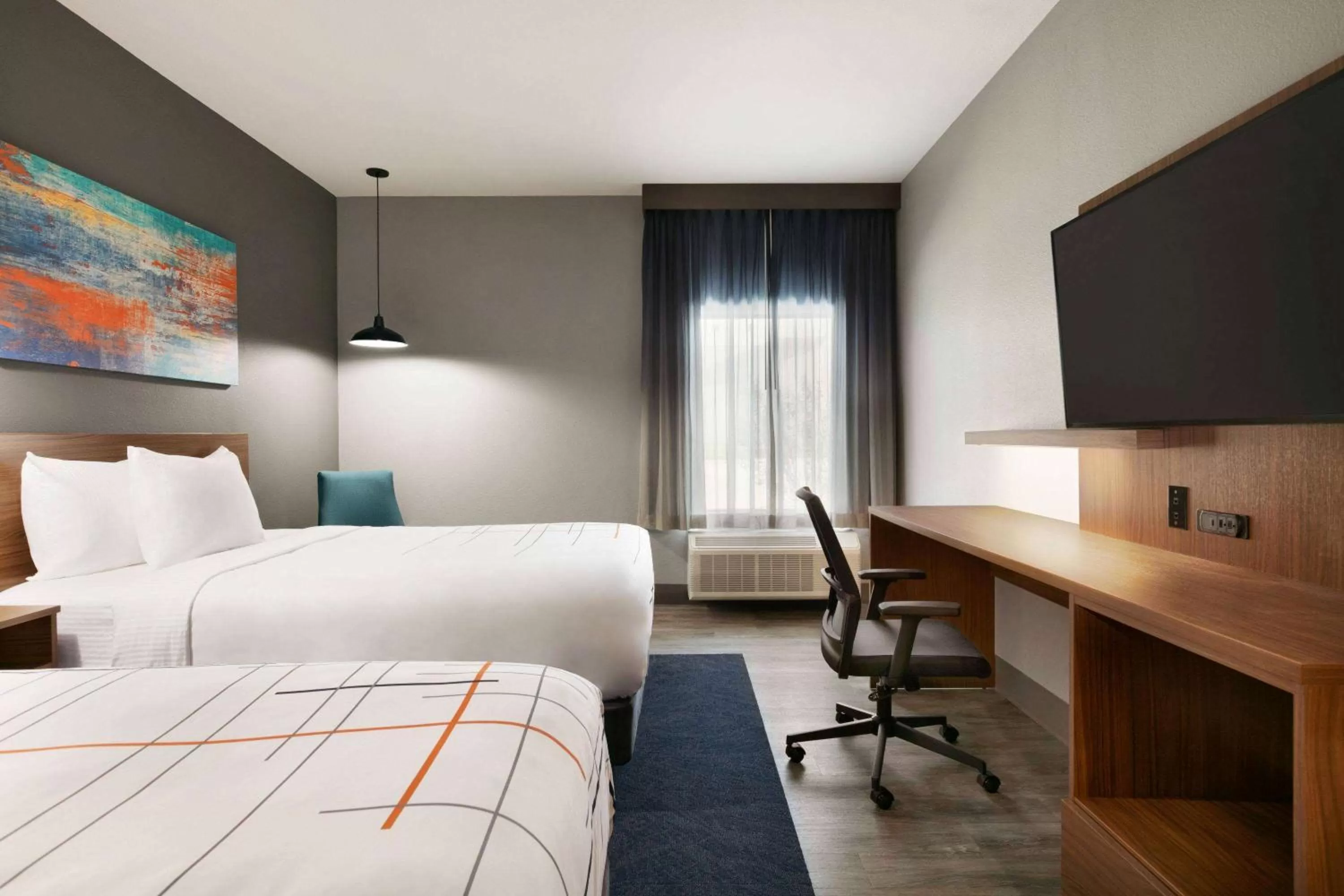 Photo of the whole room, Bed in La Quinta Inn & Suites by Wyndham College Station North