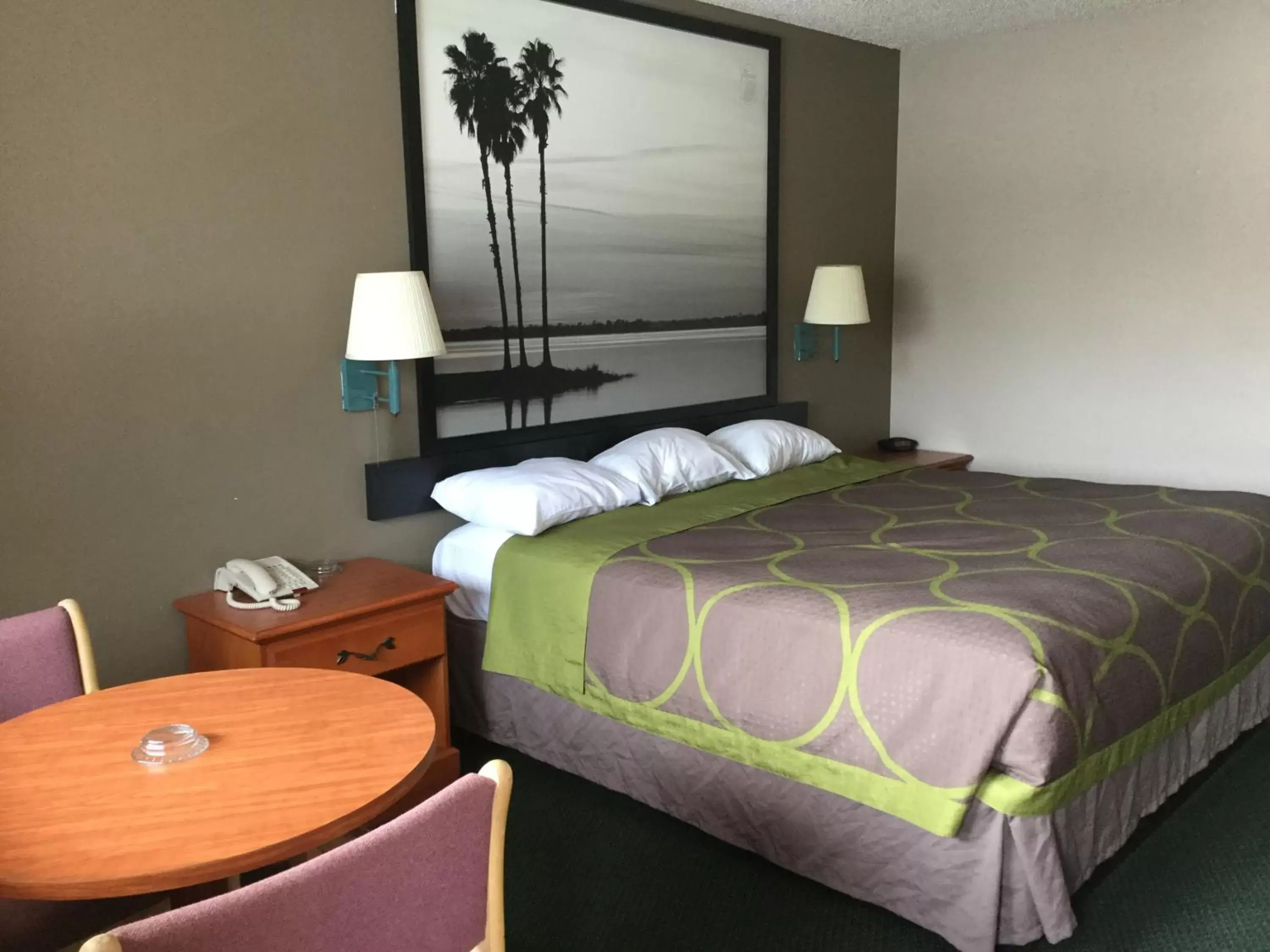 Standard King Room - Non-Smoking in Redfinn Inn Standard King Room - Non-Smoking in Redfinn Inn