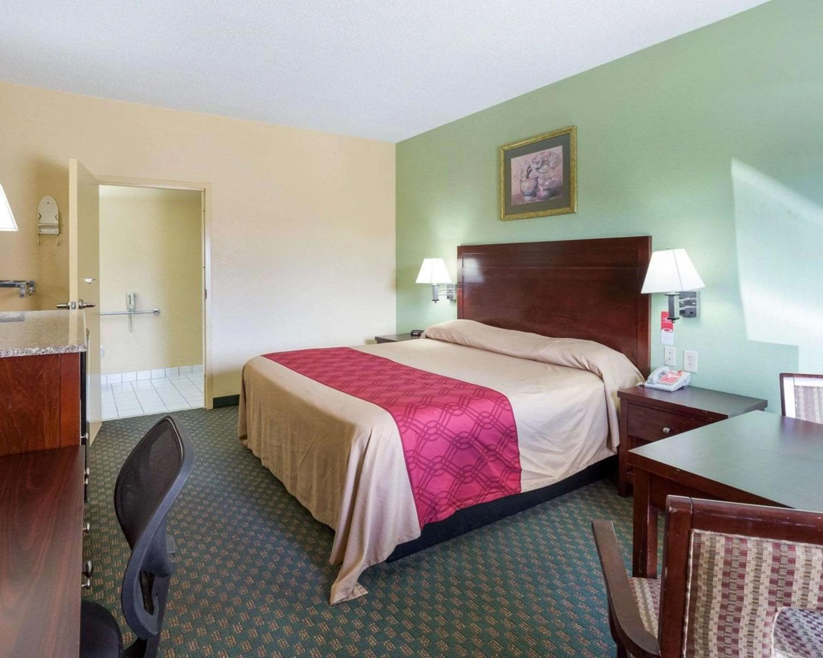 Photo of the whole room, Bed in Rodeway Inn & Suites New Orleans Gentilly