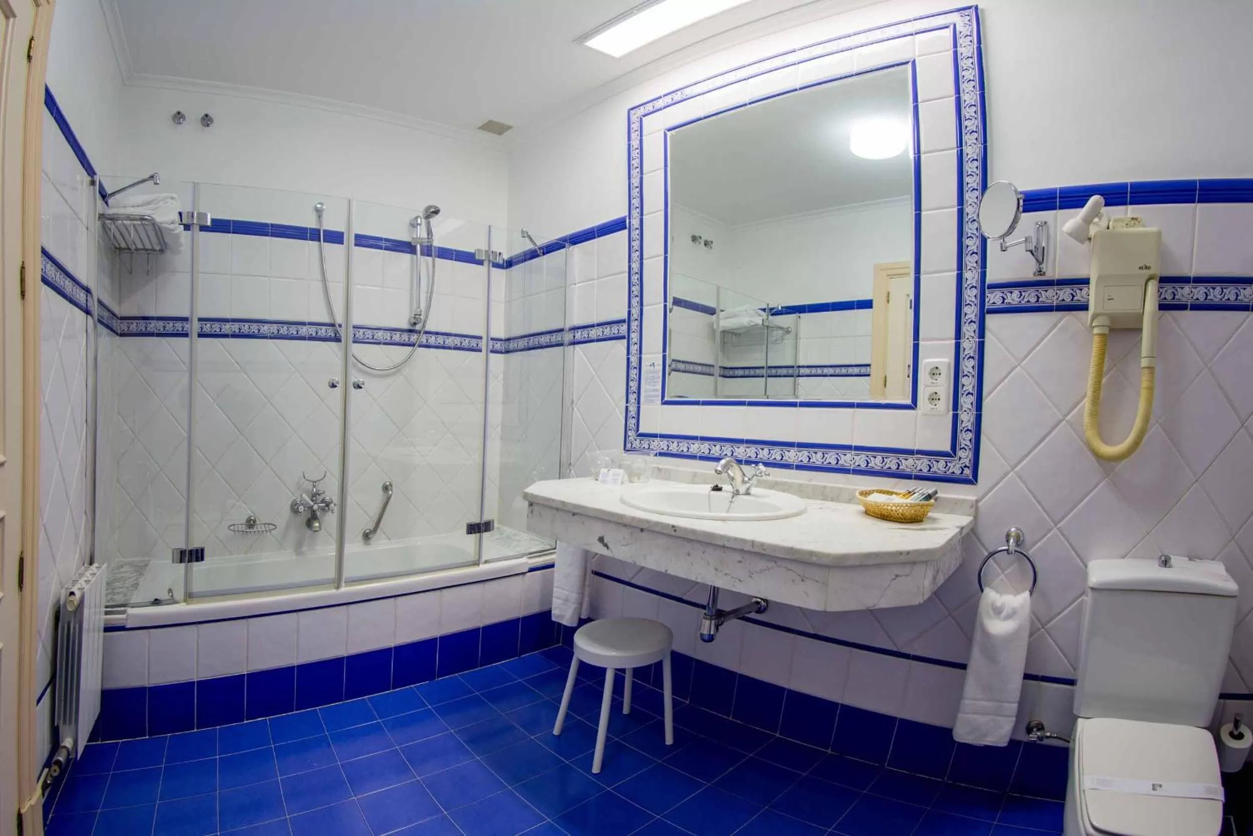 Bathroom in Palacio de los Velada