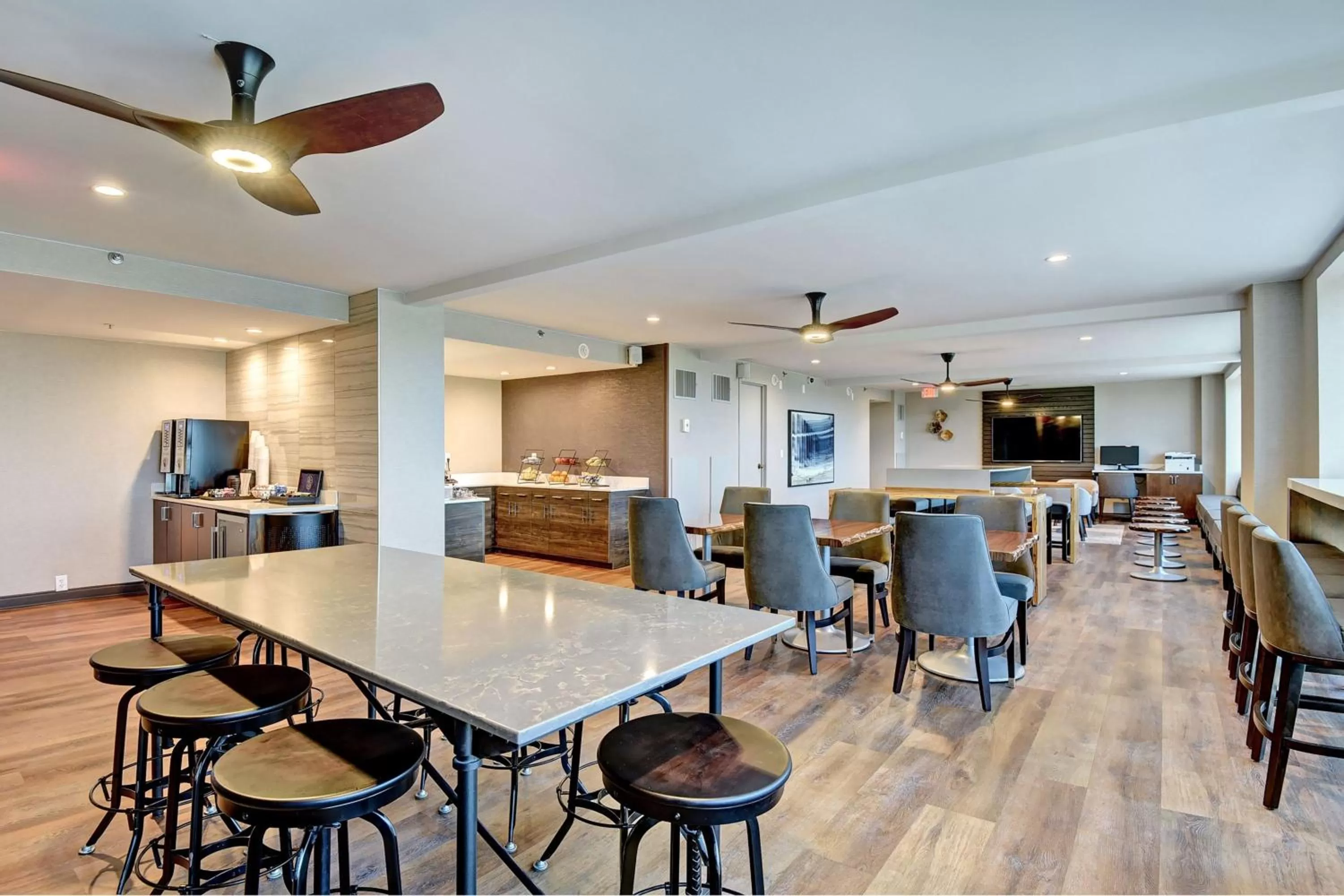 Lounge or bar in Tulsa Marriott Southern Hills