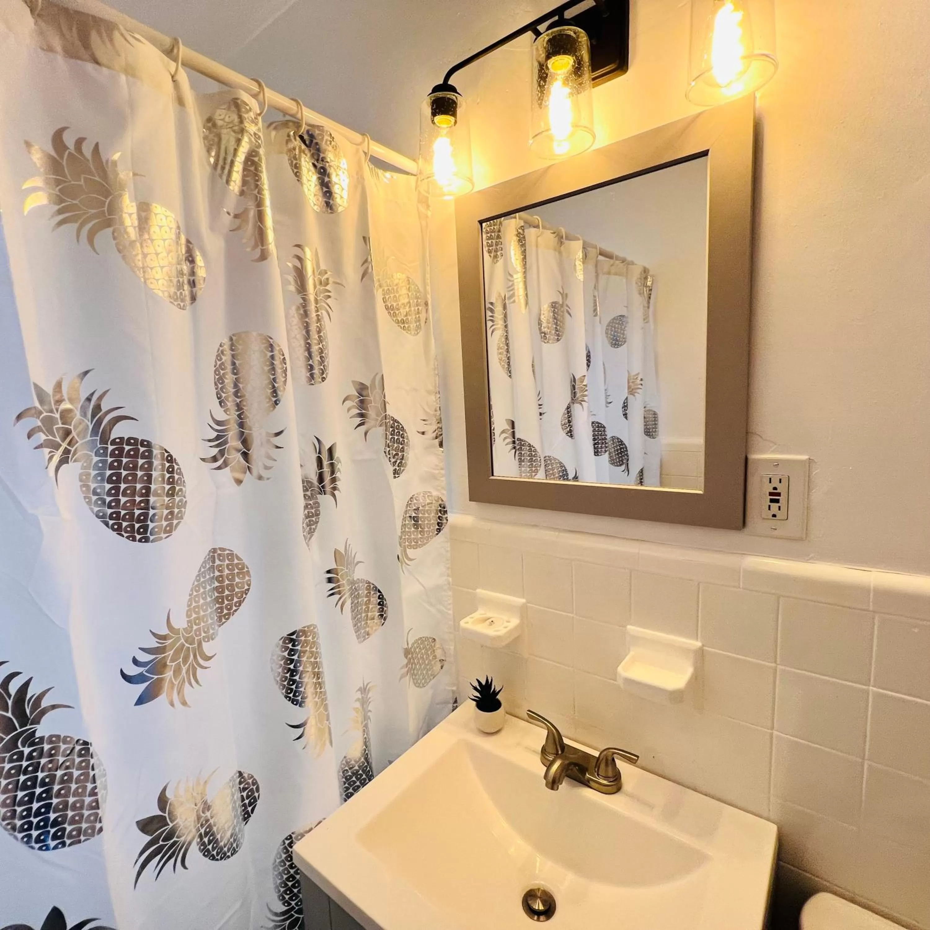 Bathroom in CocoBay 2BR Condos Near Beach, Galleria Mall, Wilton Manors, Cruise Port