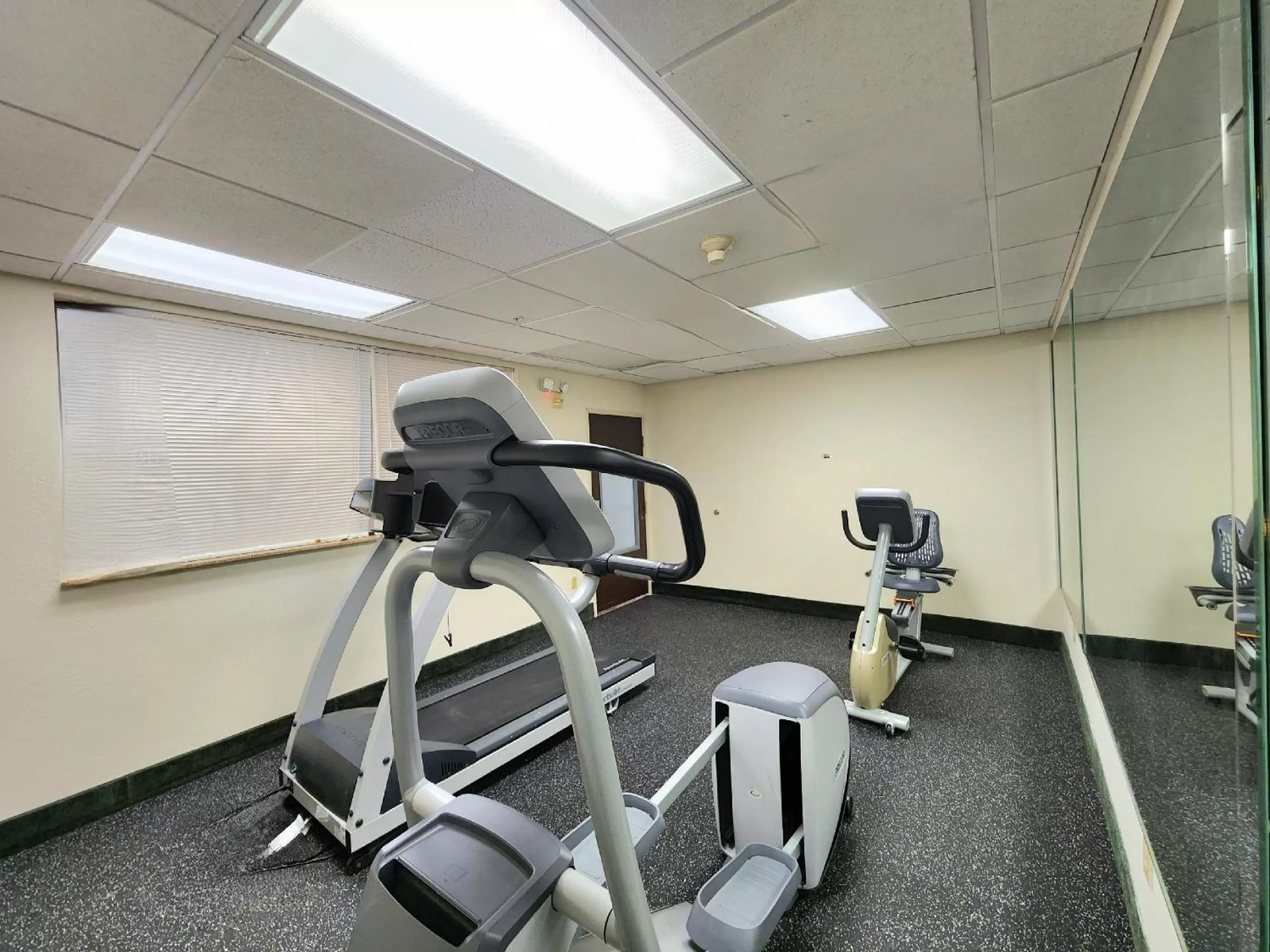 Fitness centre/facilities in Days Inn & Suites by Wyndham Houston North/Aldine