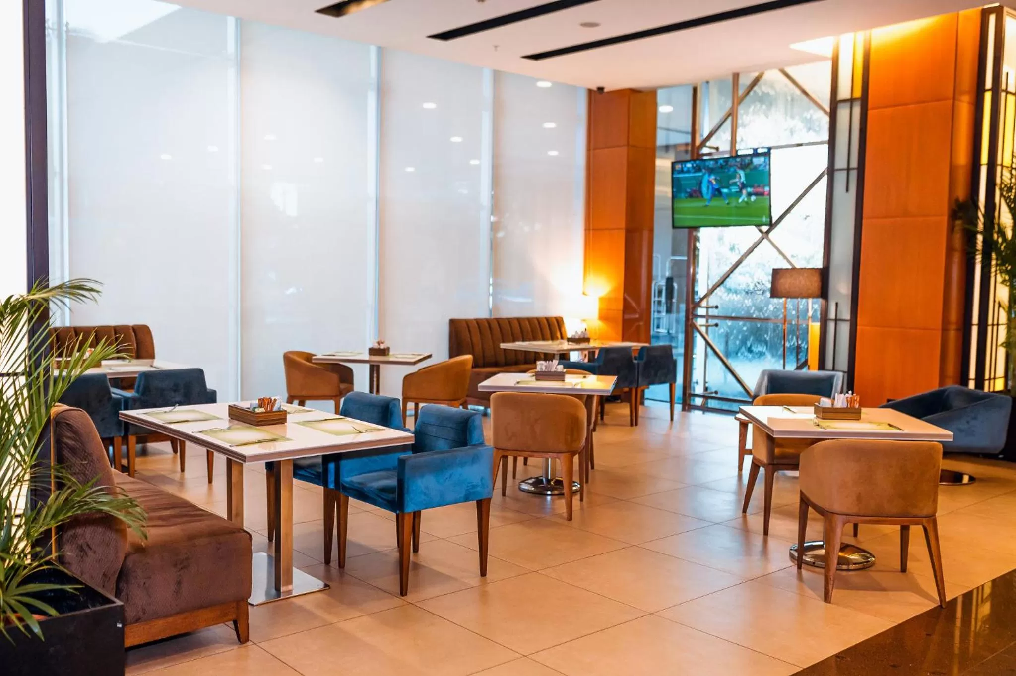 Lounge or bar in Holiday Inn Guayaquil Airport by IHG