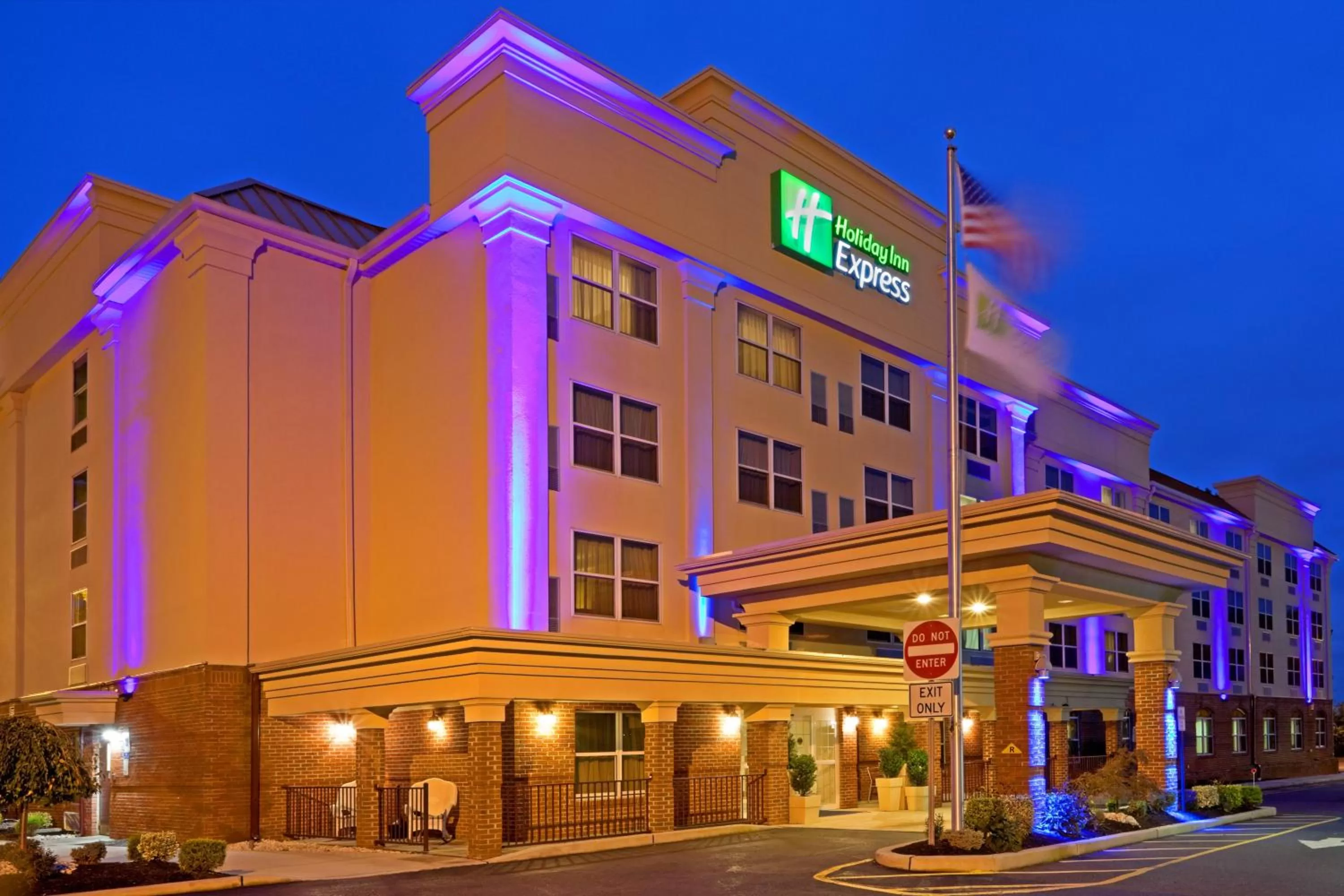 Property building in Holiday Inn Express Woodbridge by IHG