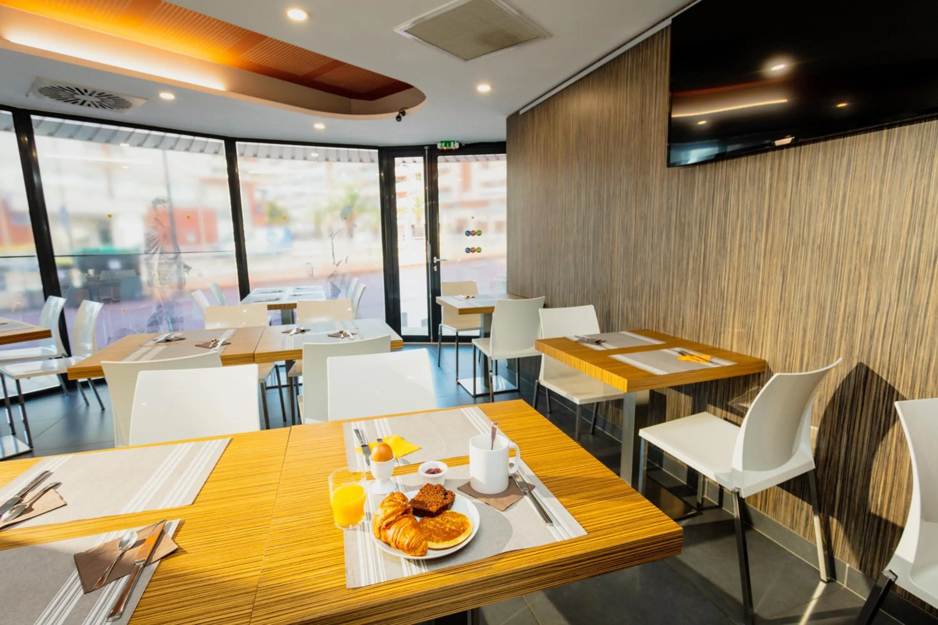 Buffet breakfast in Appart-Hôtel Mer & Golf City Perpignan Centre