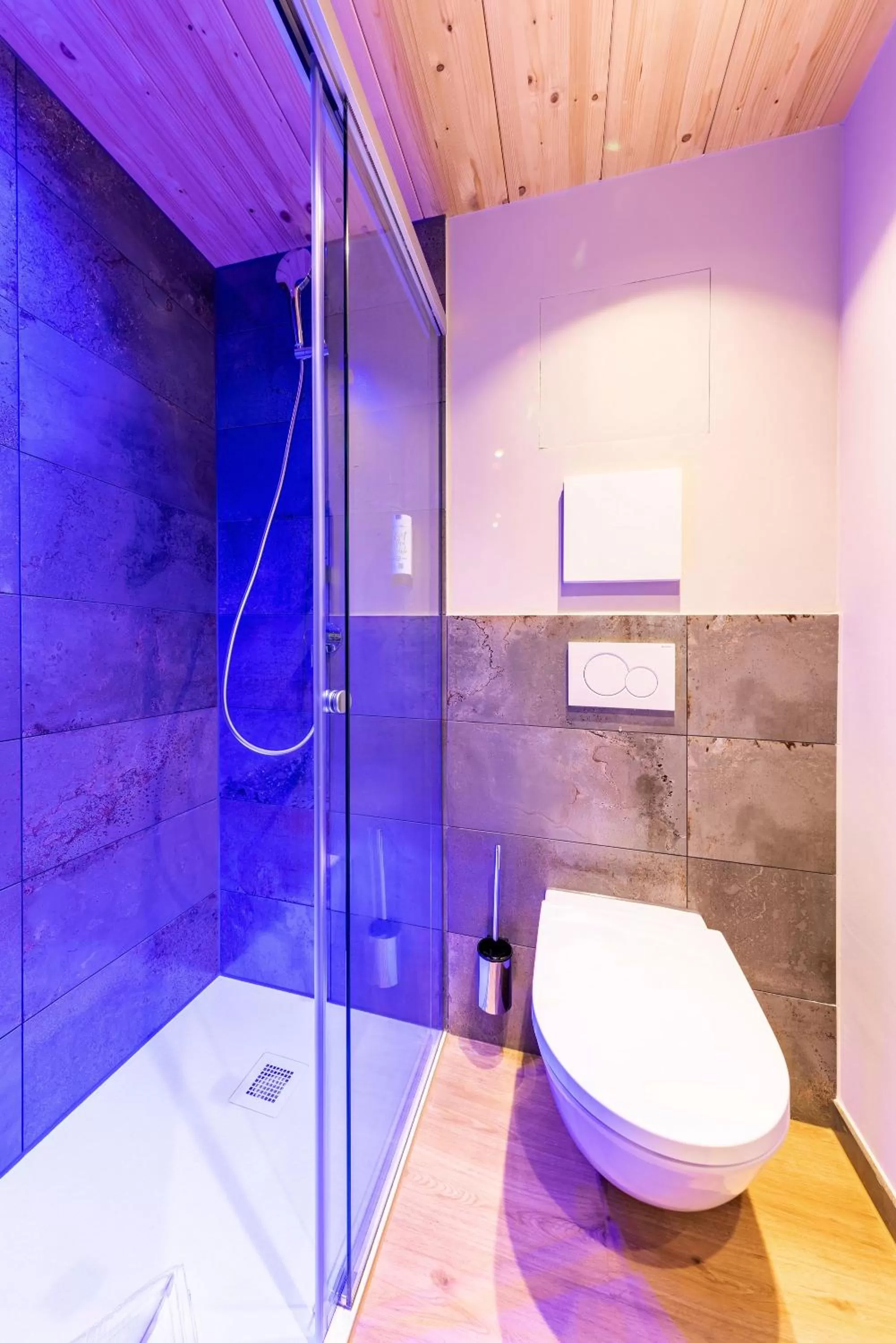 Shower in BOLLWERK Lifestyle Hotel, automatisiertes Hotel mit Self Check In