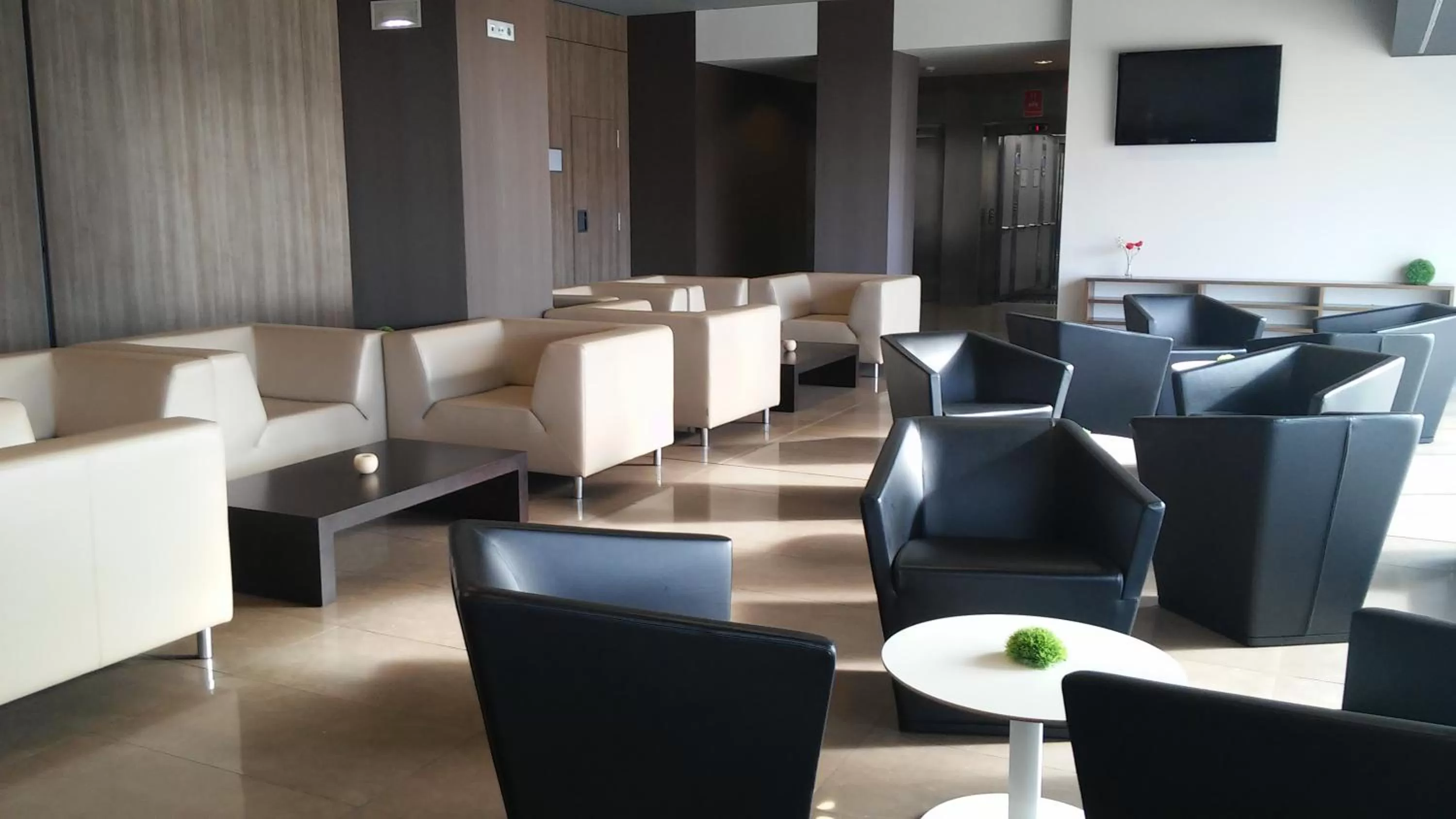 Communal lounge/ TV room in Sercotel Hola Tafalla