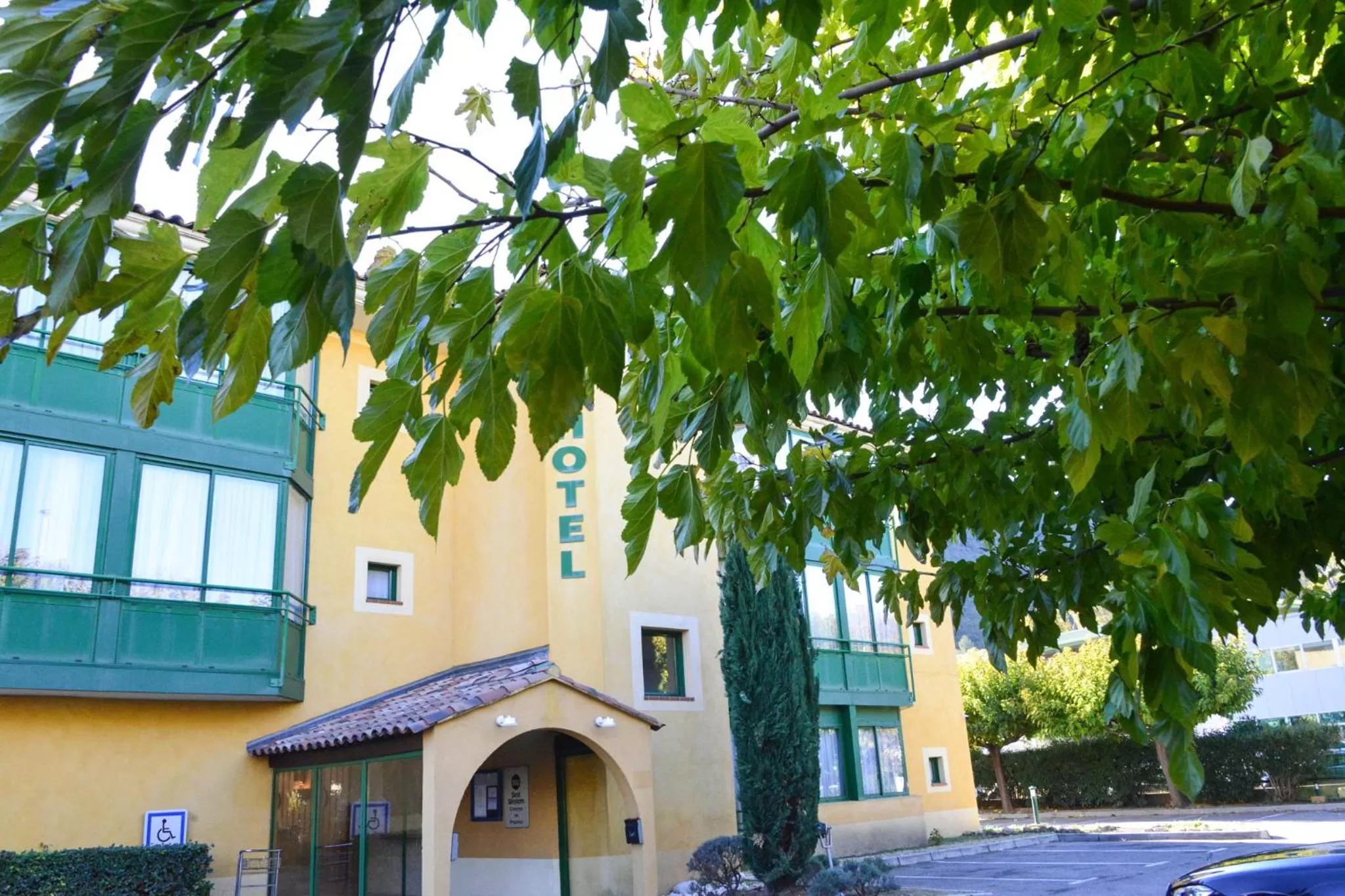 Property building in Best Western Gemenos Villa Florette