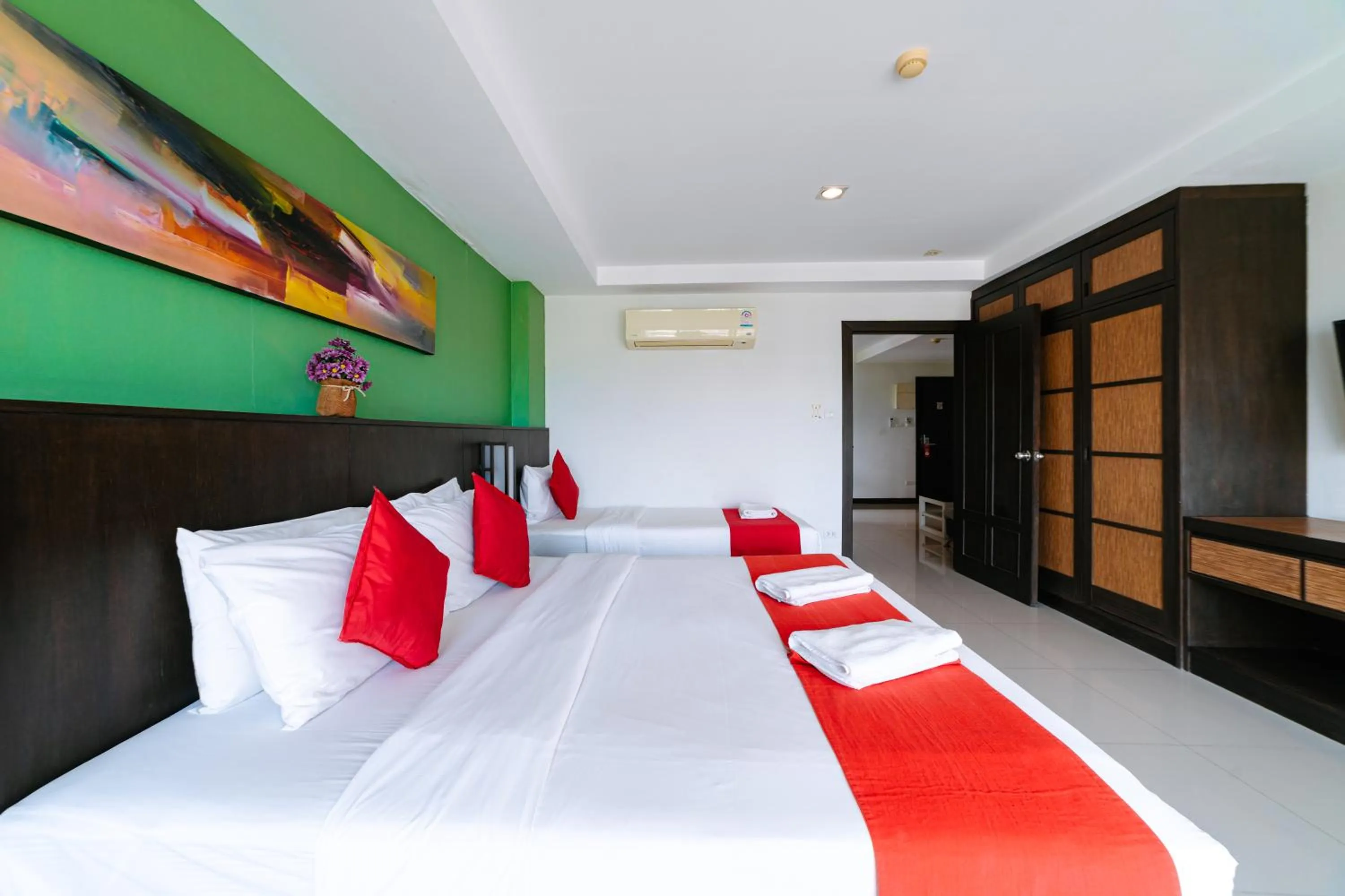 Bed in Ratana Hotel Sakdidet, PHUKET TOWN