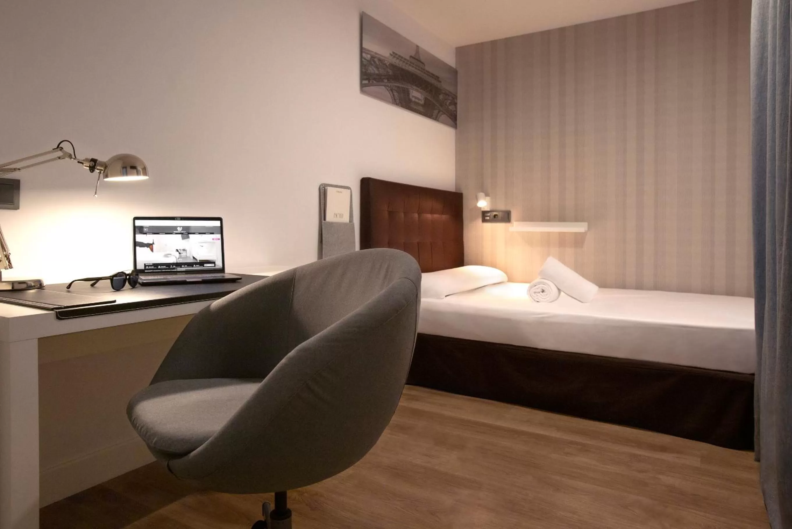 Bedroom, Bed in Woohoo Rooms Hortaleza