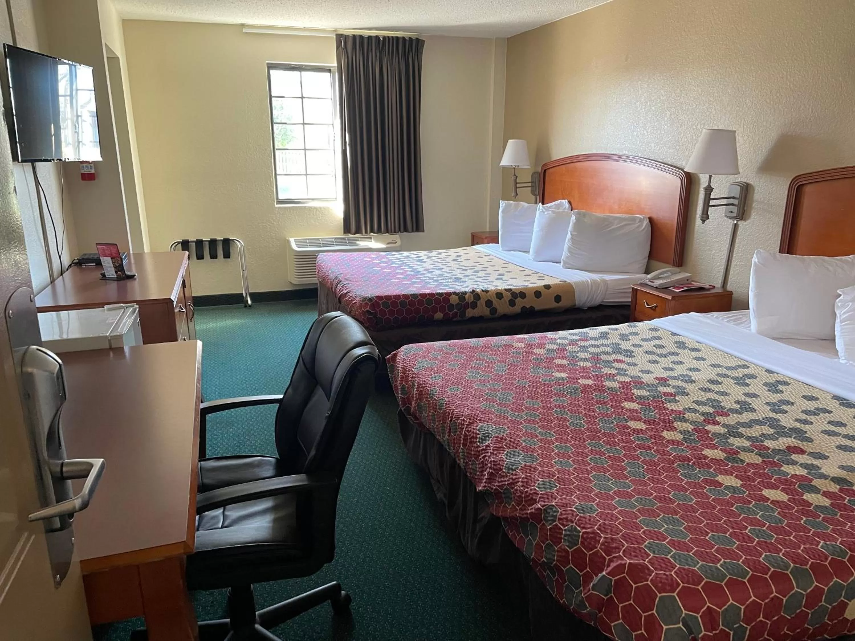 Photo of the whole room, Bed in Econo Lodge Kalamazoo near Wings Stadium
