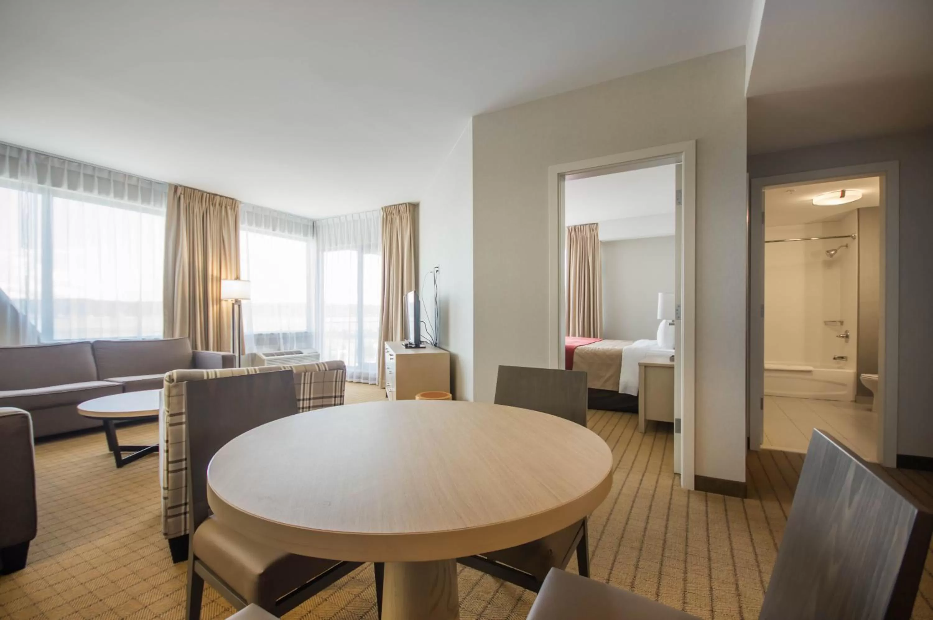 Seating area, Bed in Comfort Inn & Suites