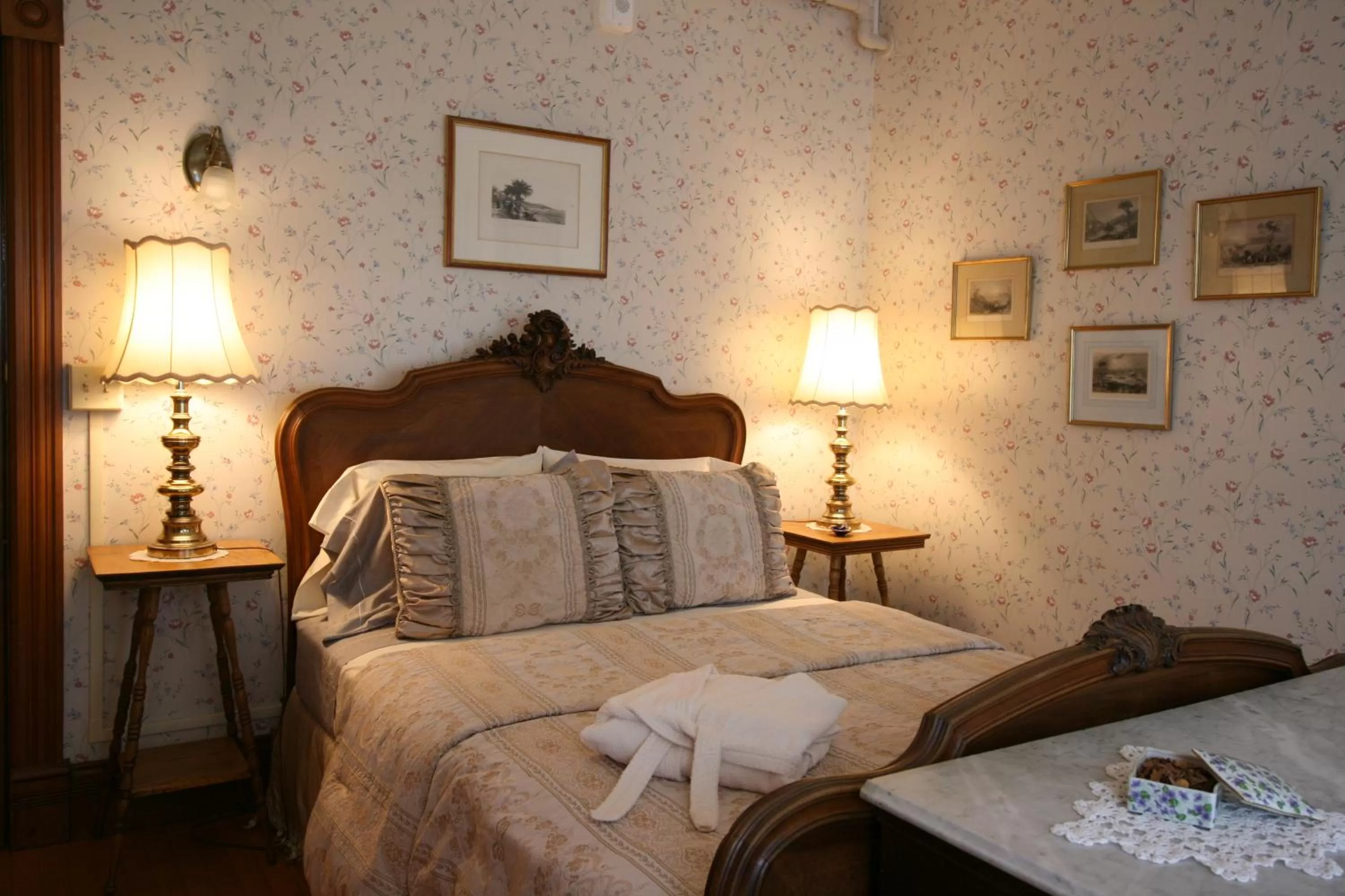 Deluxe Queen Room in The Governor's Inn