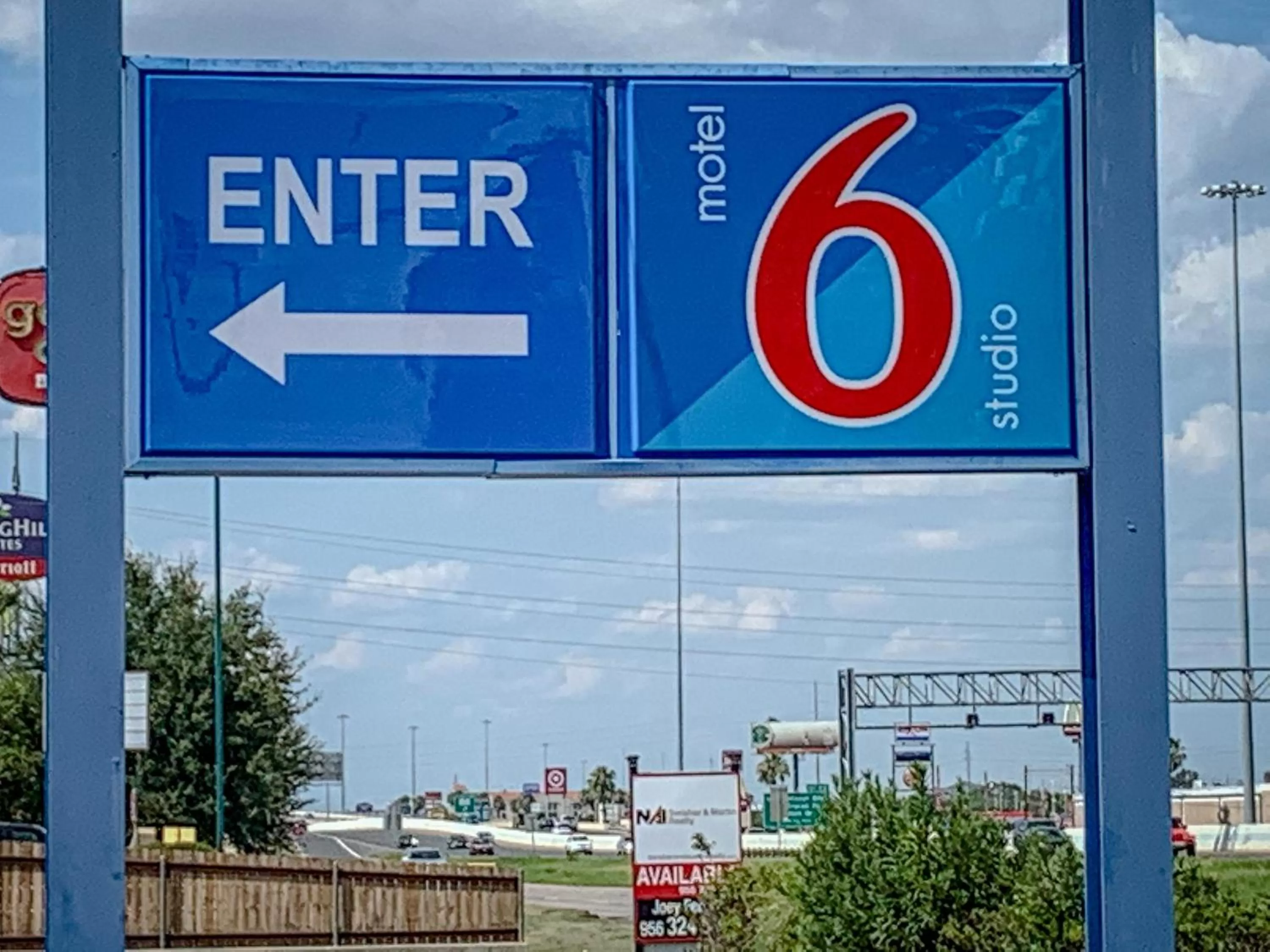 Facade/entrance in Studio 6 Laredo, Tx - North I-35