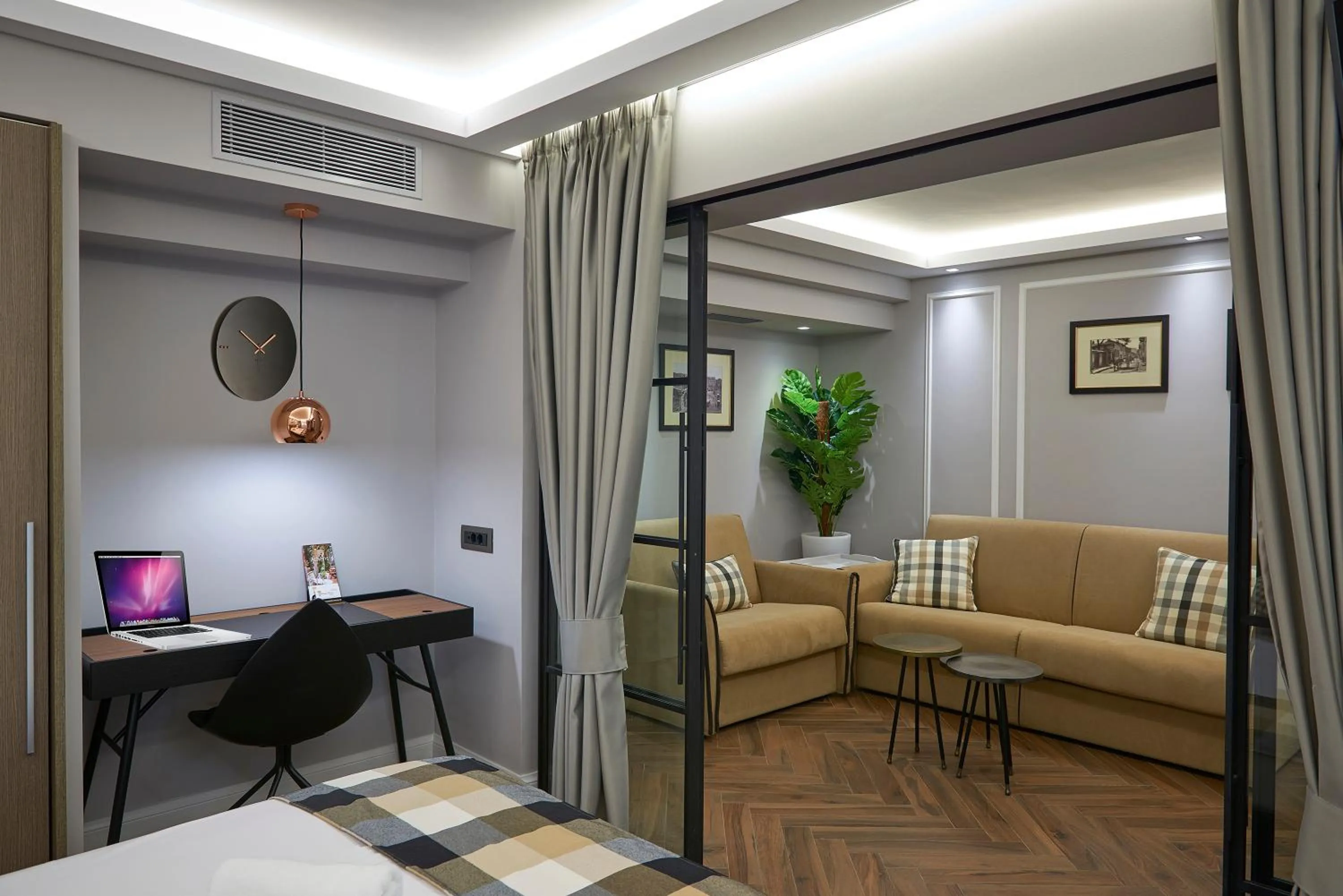 Photo of the whole room in Marble House