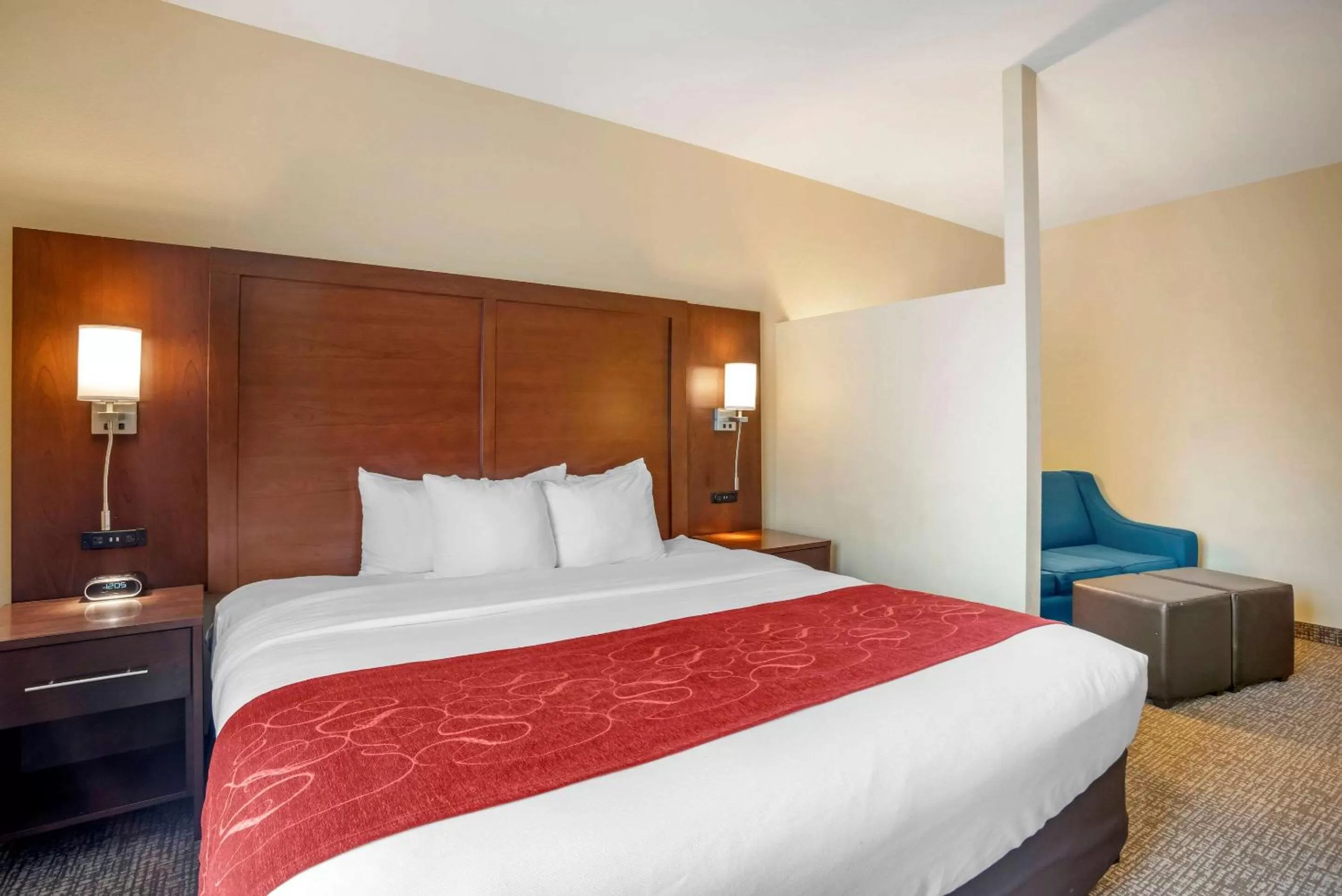 Photo of the whole room, Bed in Comfort Suites Fredericksburg North