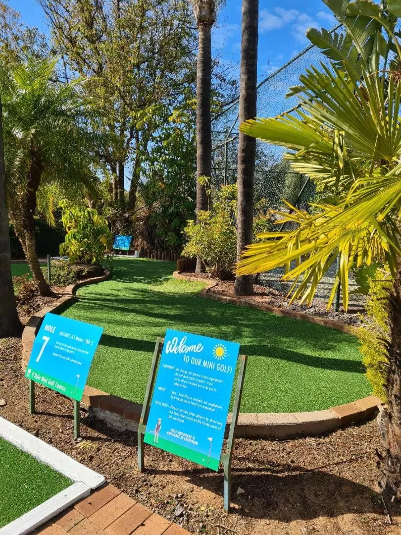 Swimming pool in Swan Hill Resort