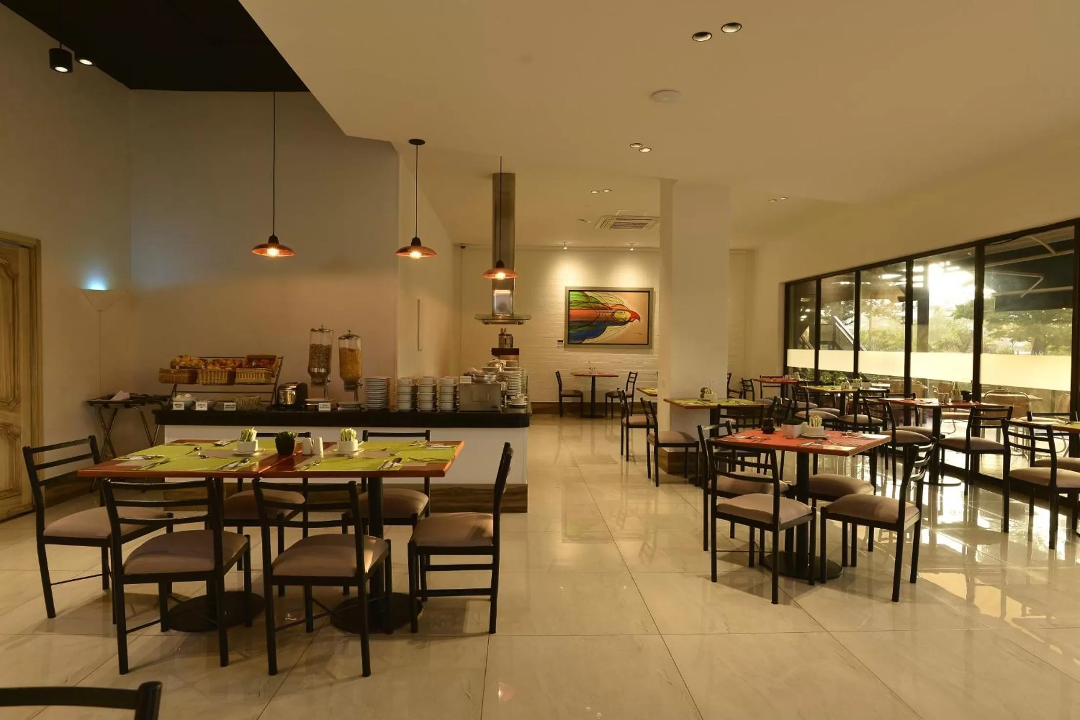 Restaurant/places to eat in Torre de Cali Plaza Hotel
