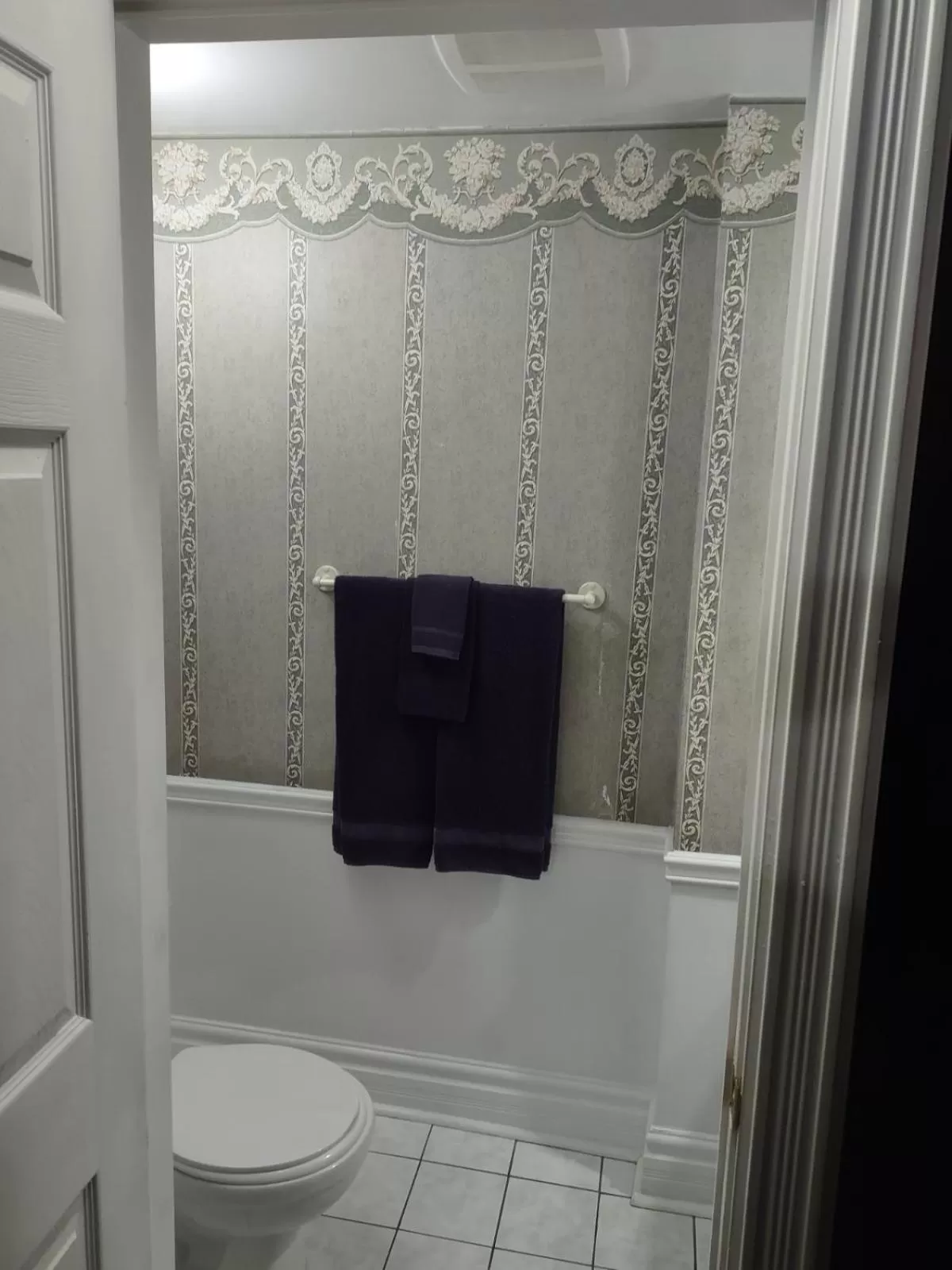 Toilet in The King George Inn