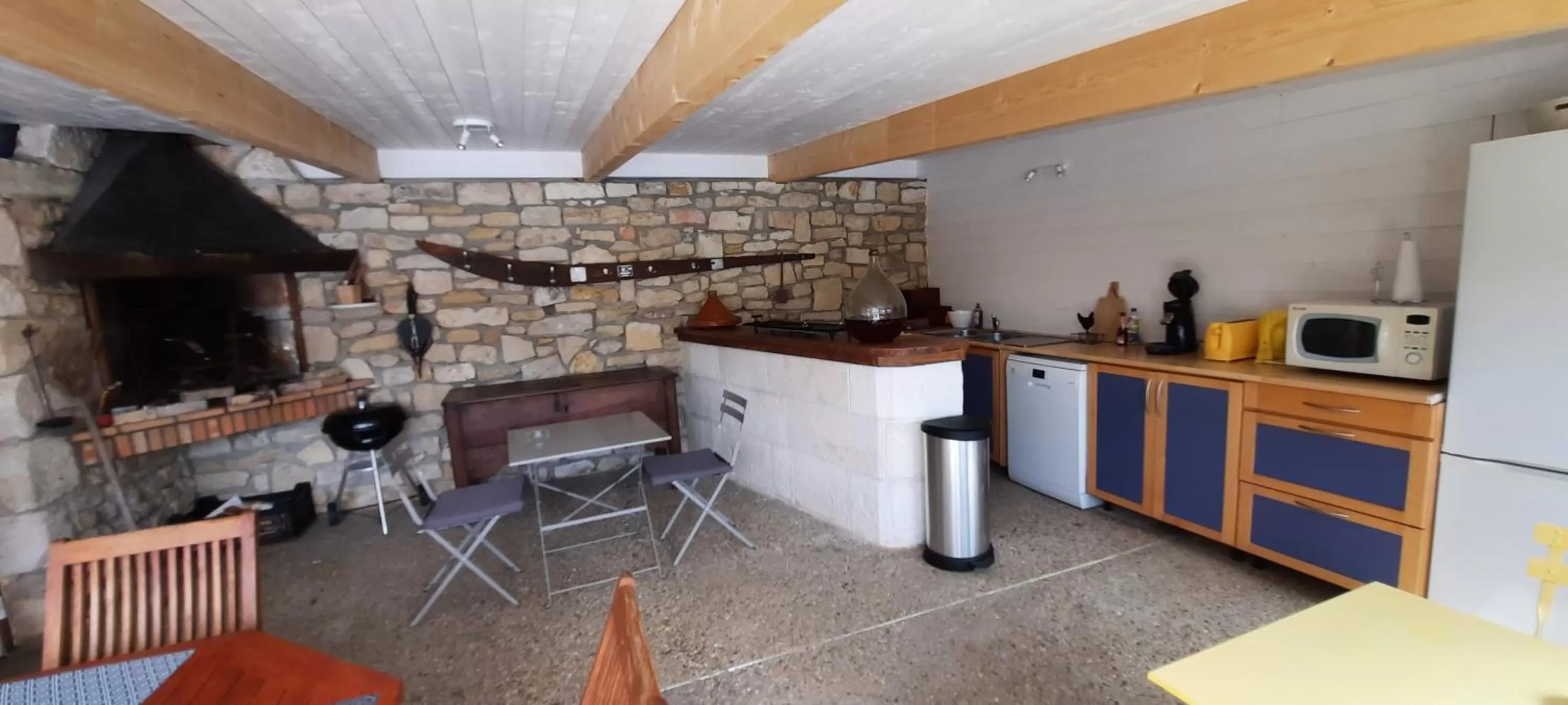 Dining area in L'instant bleu