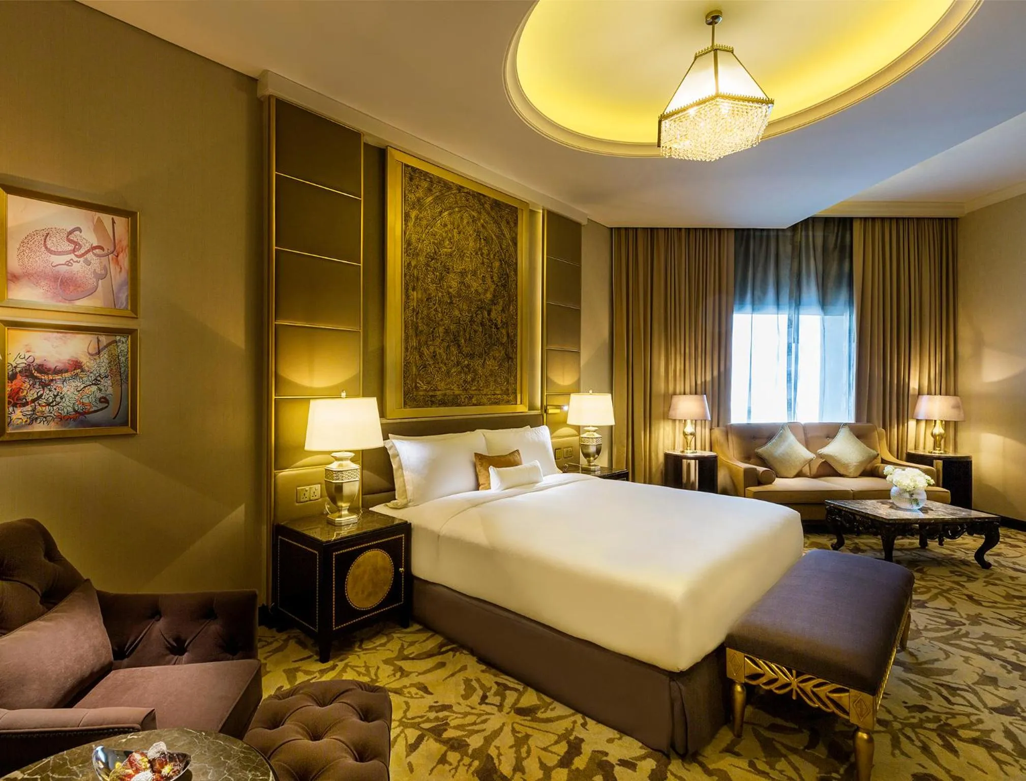 Seating area, Bed in Ezdan Palace Hotel