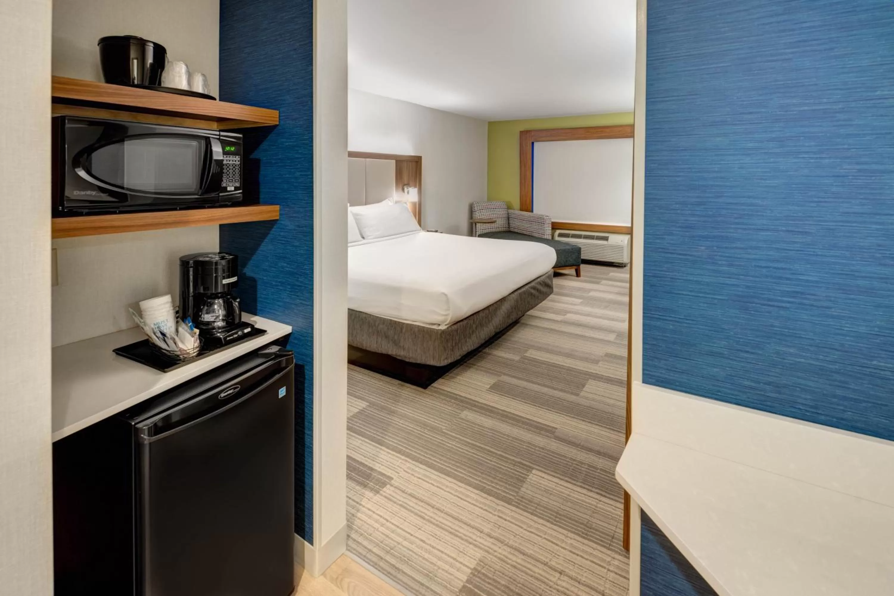 Photo of the whole room, Bed in Holiday Inn Express Woodbridge by IHG