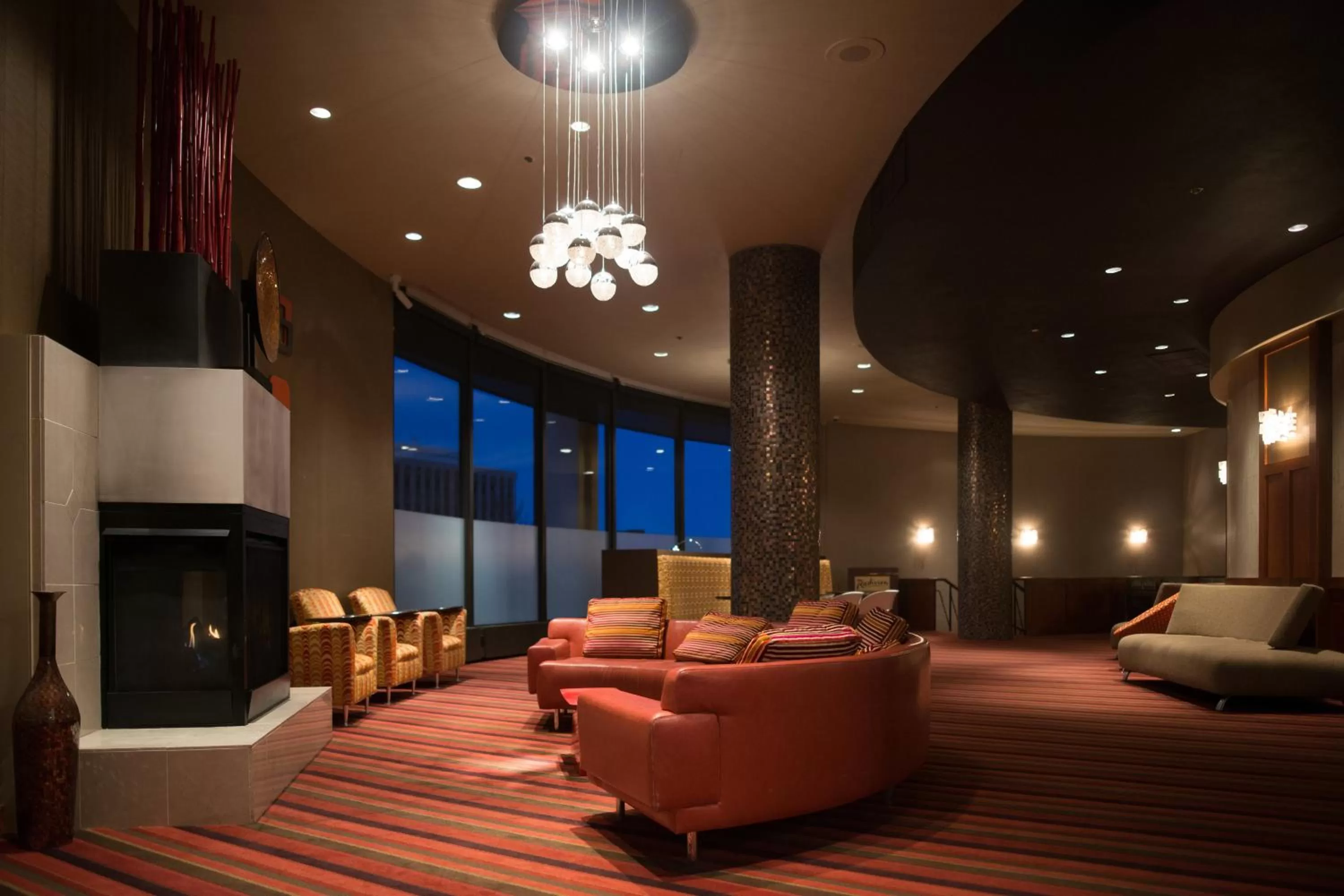 Communal lounge/ TV room in Radisson Hotel Duluth-Harborview