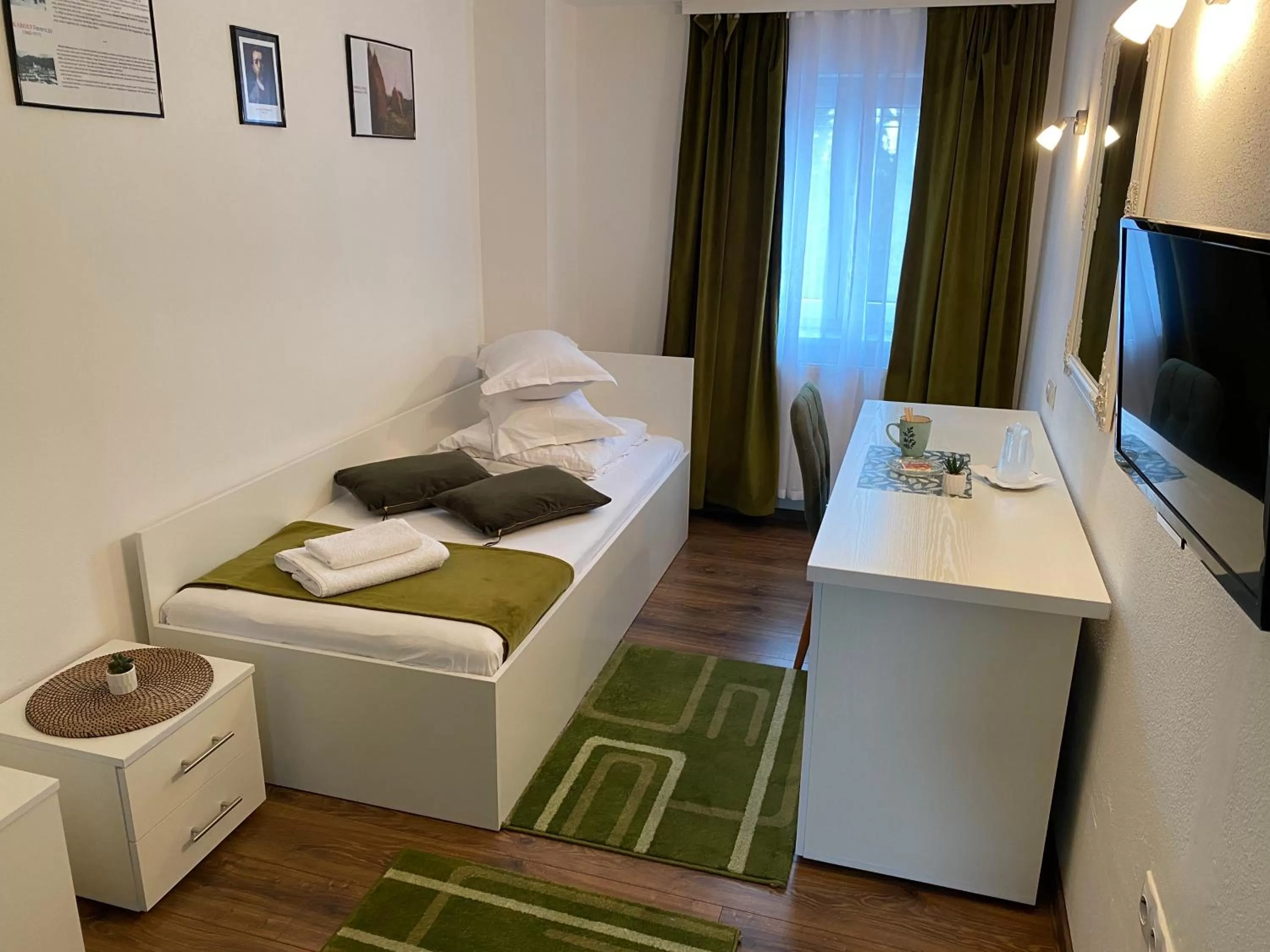 Photo of the whole room, Bed in Pensiunea Pictorilor