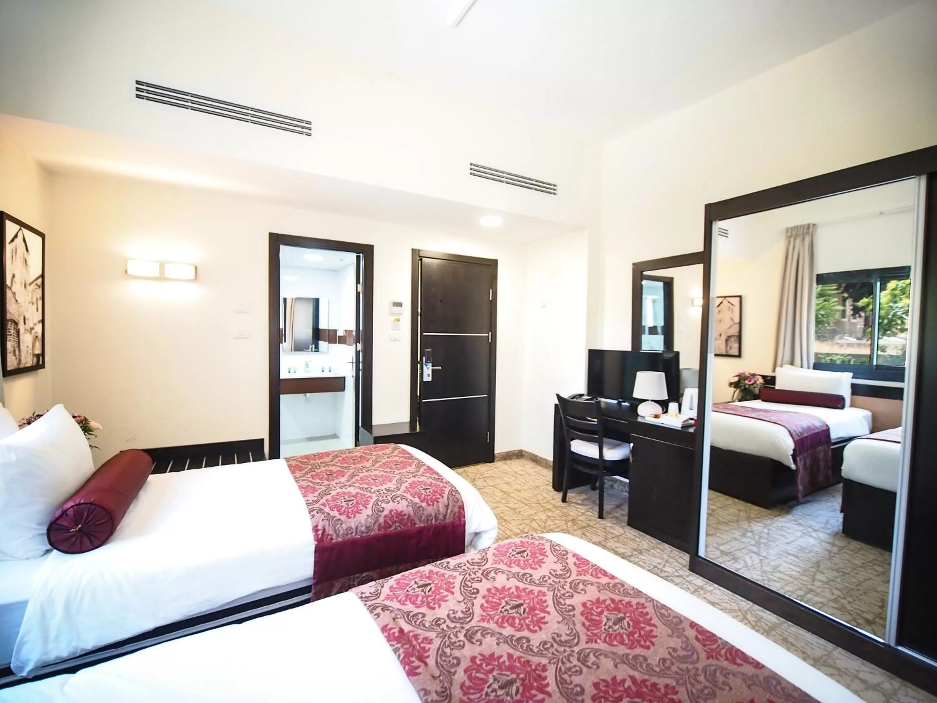 Photo of the whole room, Bed in New Capitol Hotel - Jerusalem