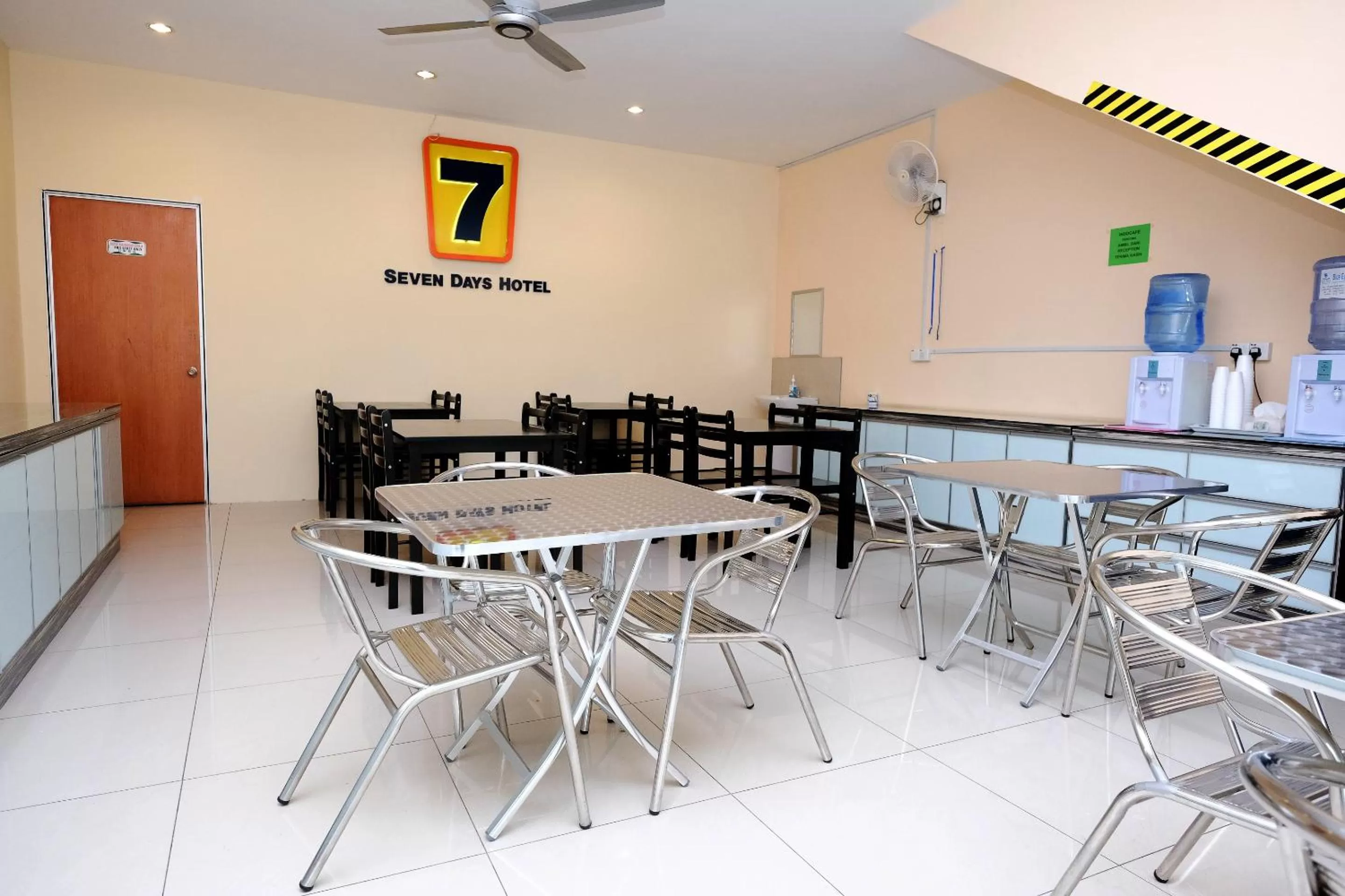Restaurant/places to eat in Super OYO 635 Seven Days Hotel