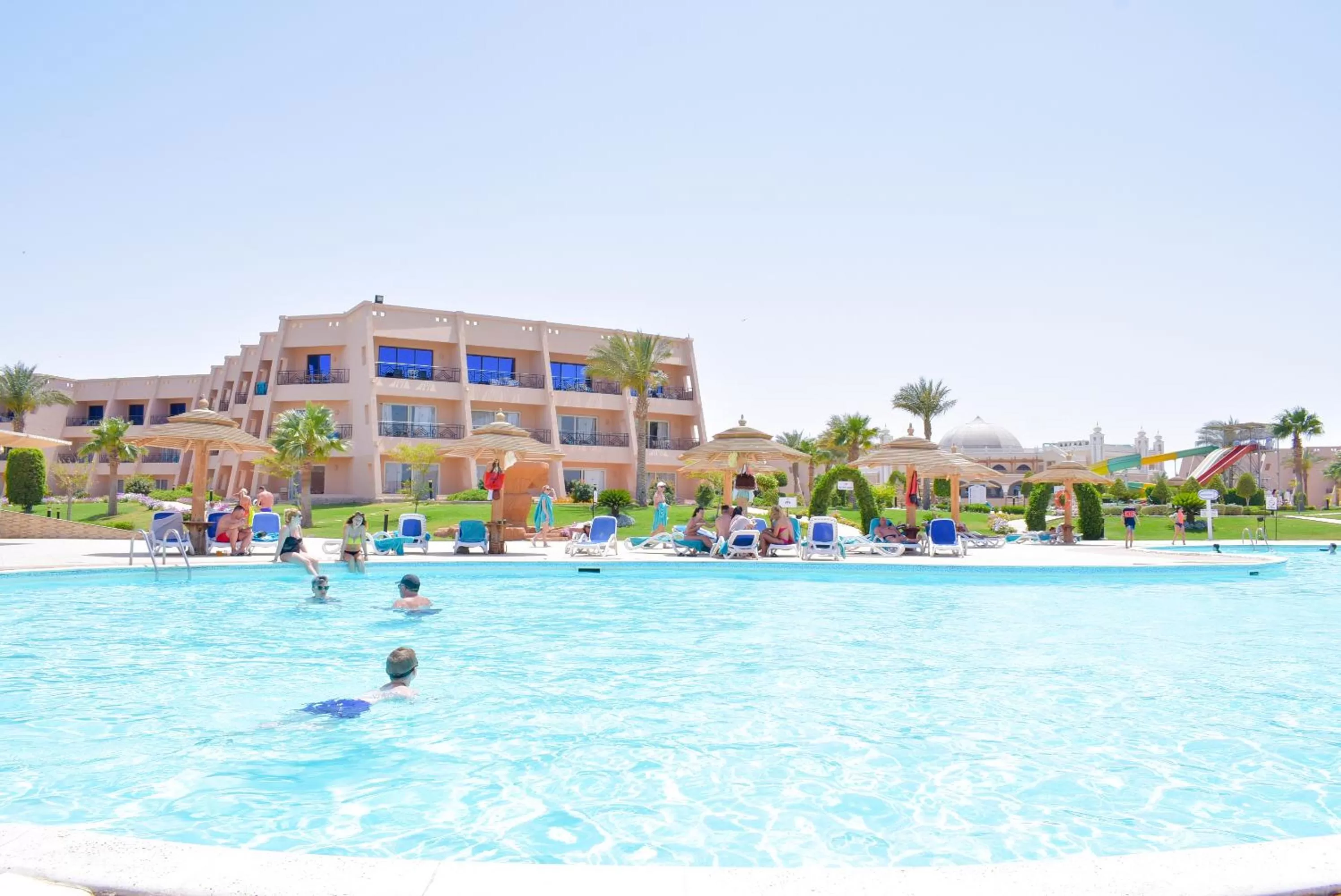 Swimming pool in Jasmine Palace Resort