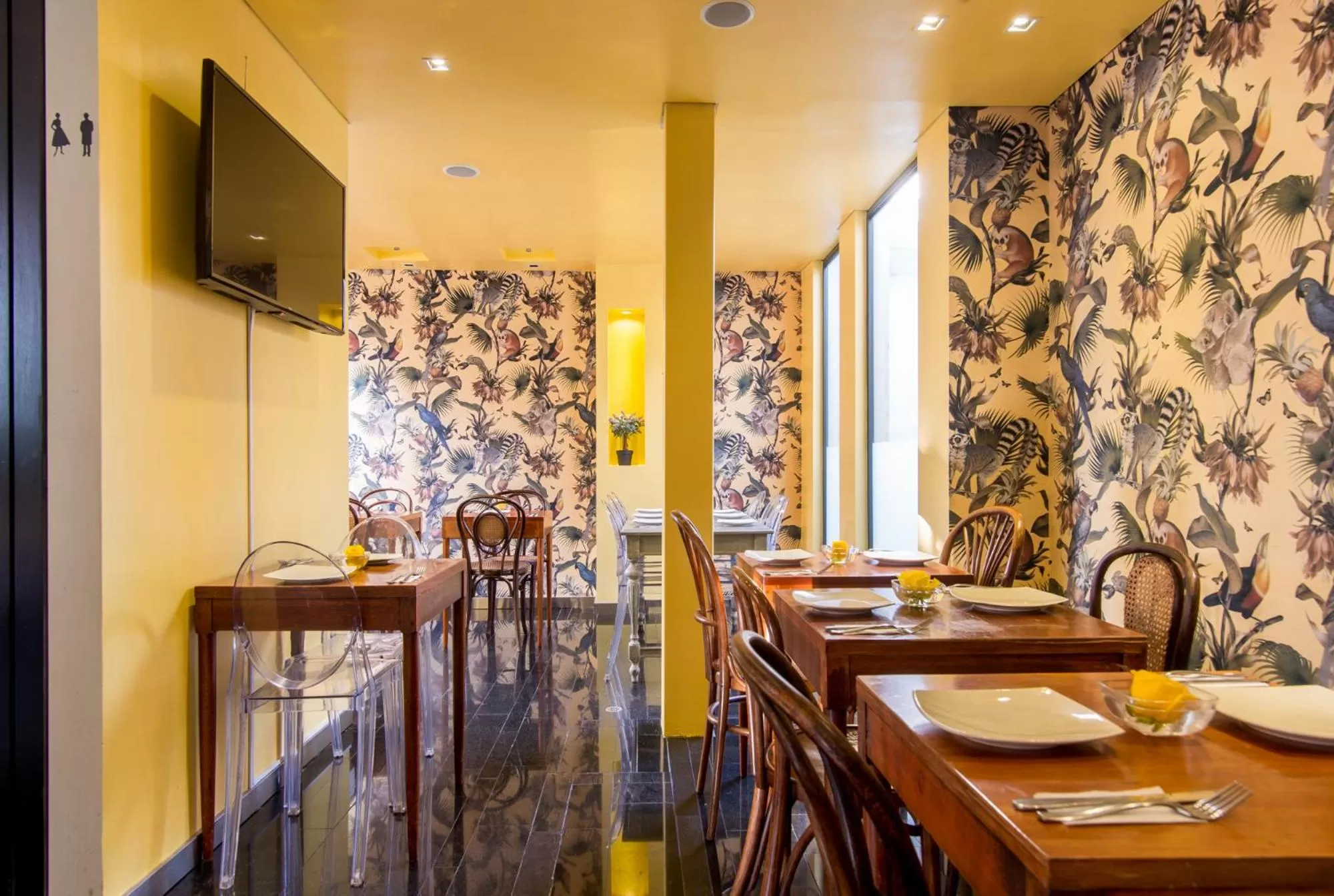 Restaurant/places to eat in Hotel Regina