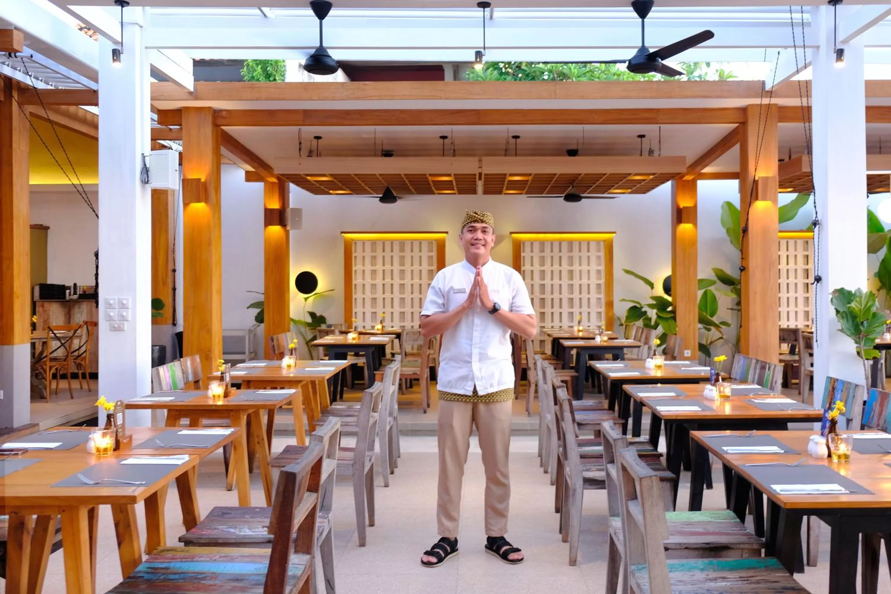 Restaurant/places to eat in The Bandha Hotel & Suites