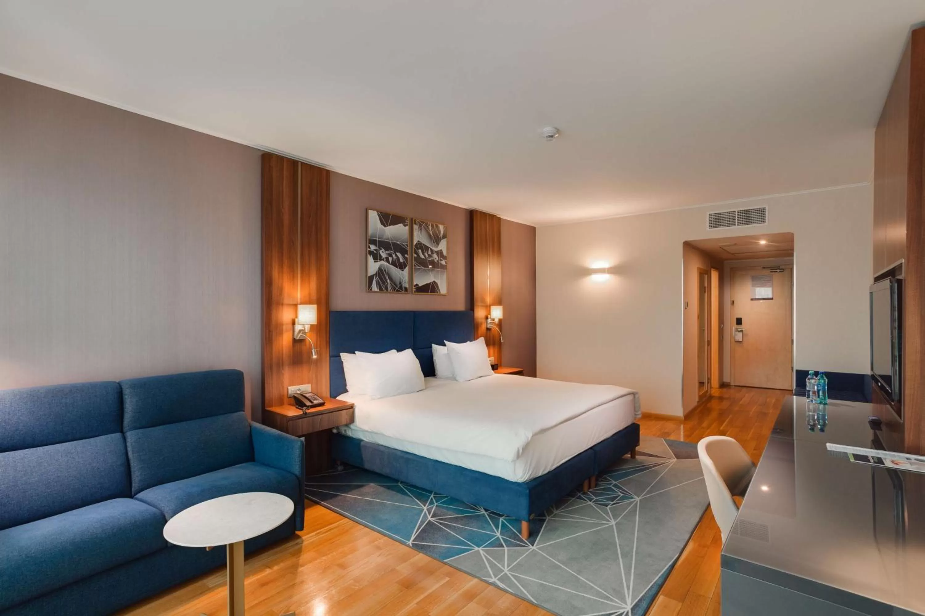 Living room, Bed in DoubleTree by Hilton Hotel Cluj - City Plaza