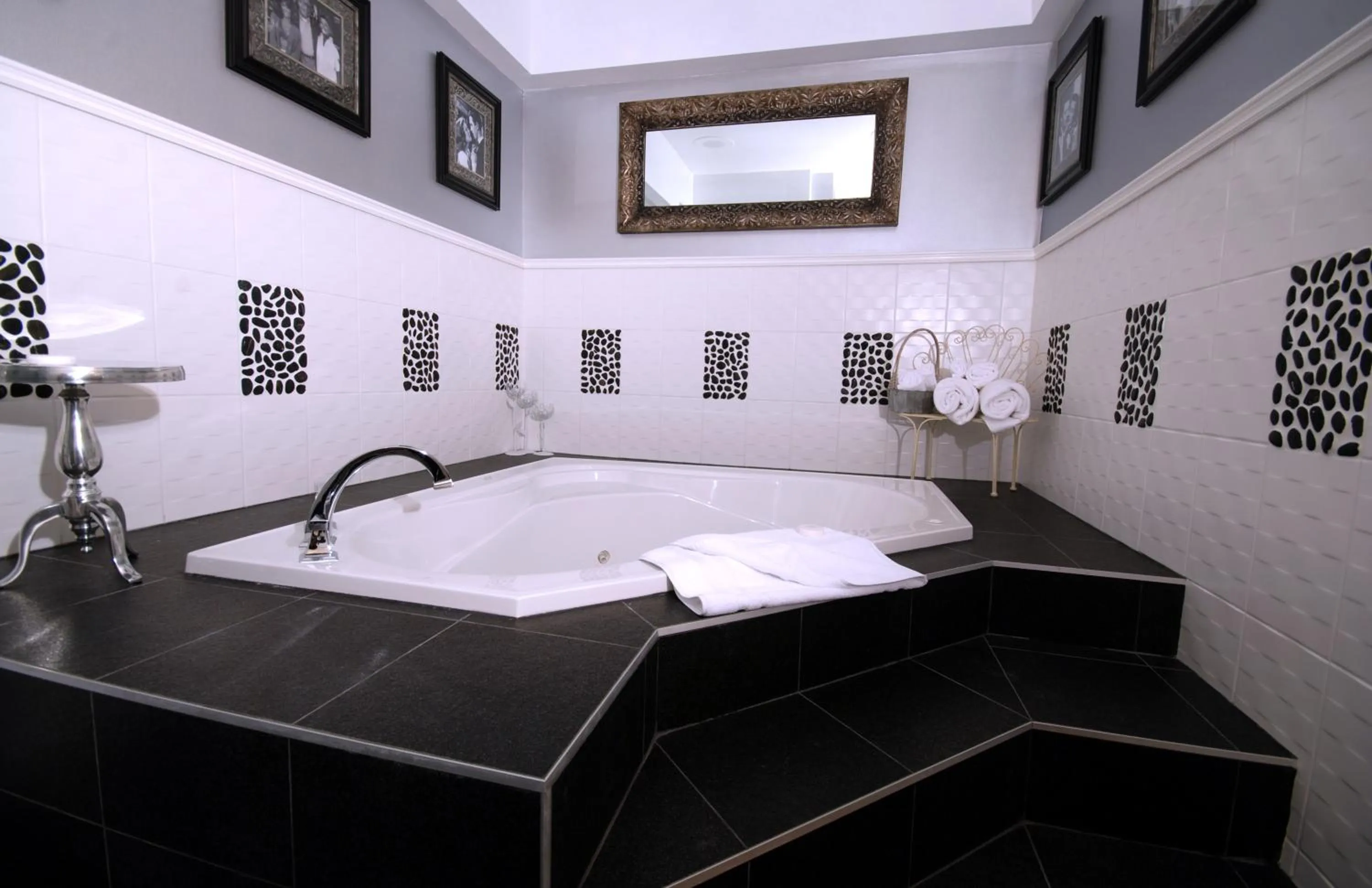 Bathroom, Bed in Rosellen Suites at Stanley Park