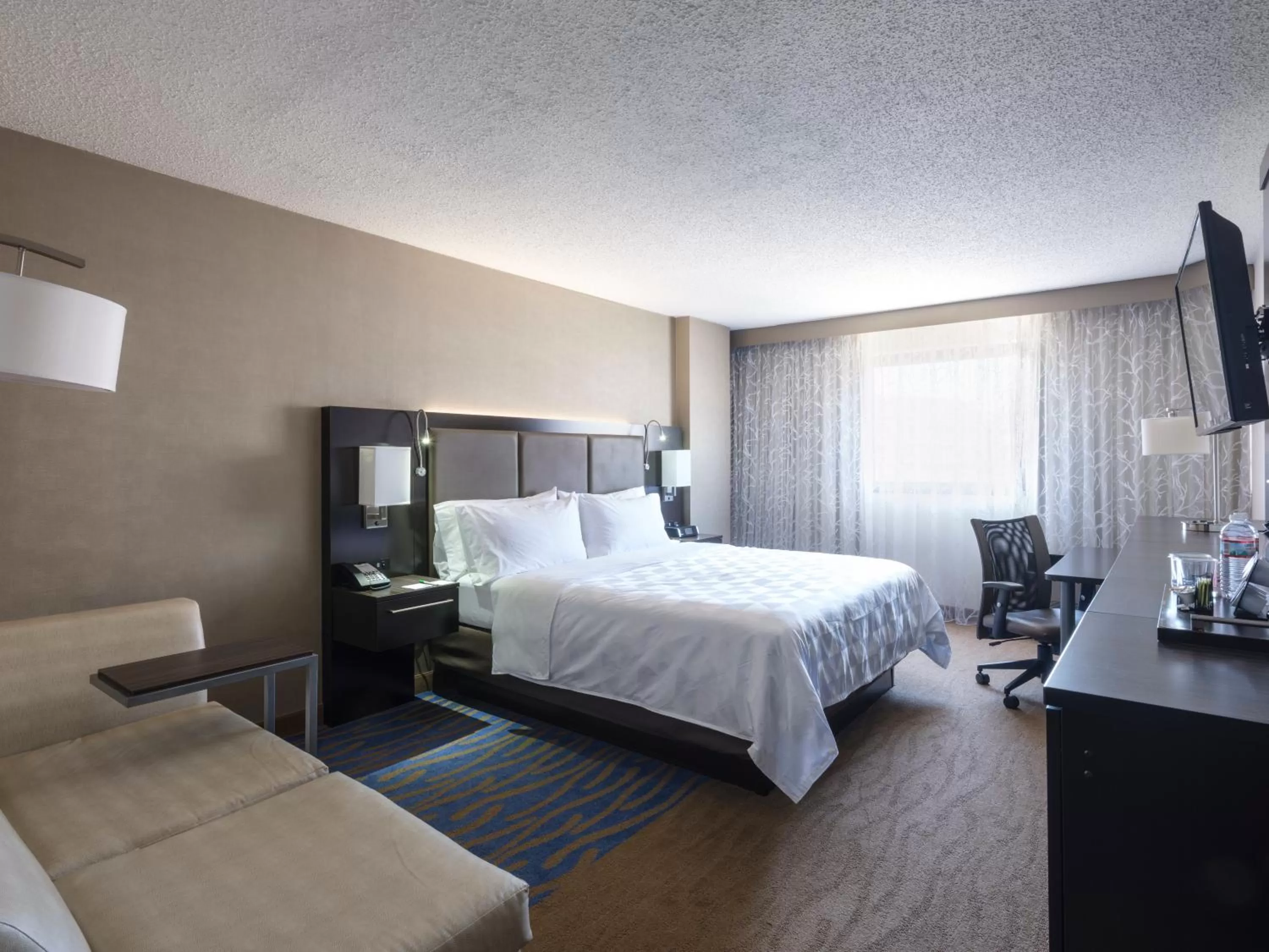 Photo of the whole room, Bed in Holiday Inn Washington Capitol-National Mall by IHG
