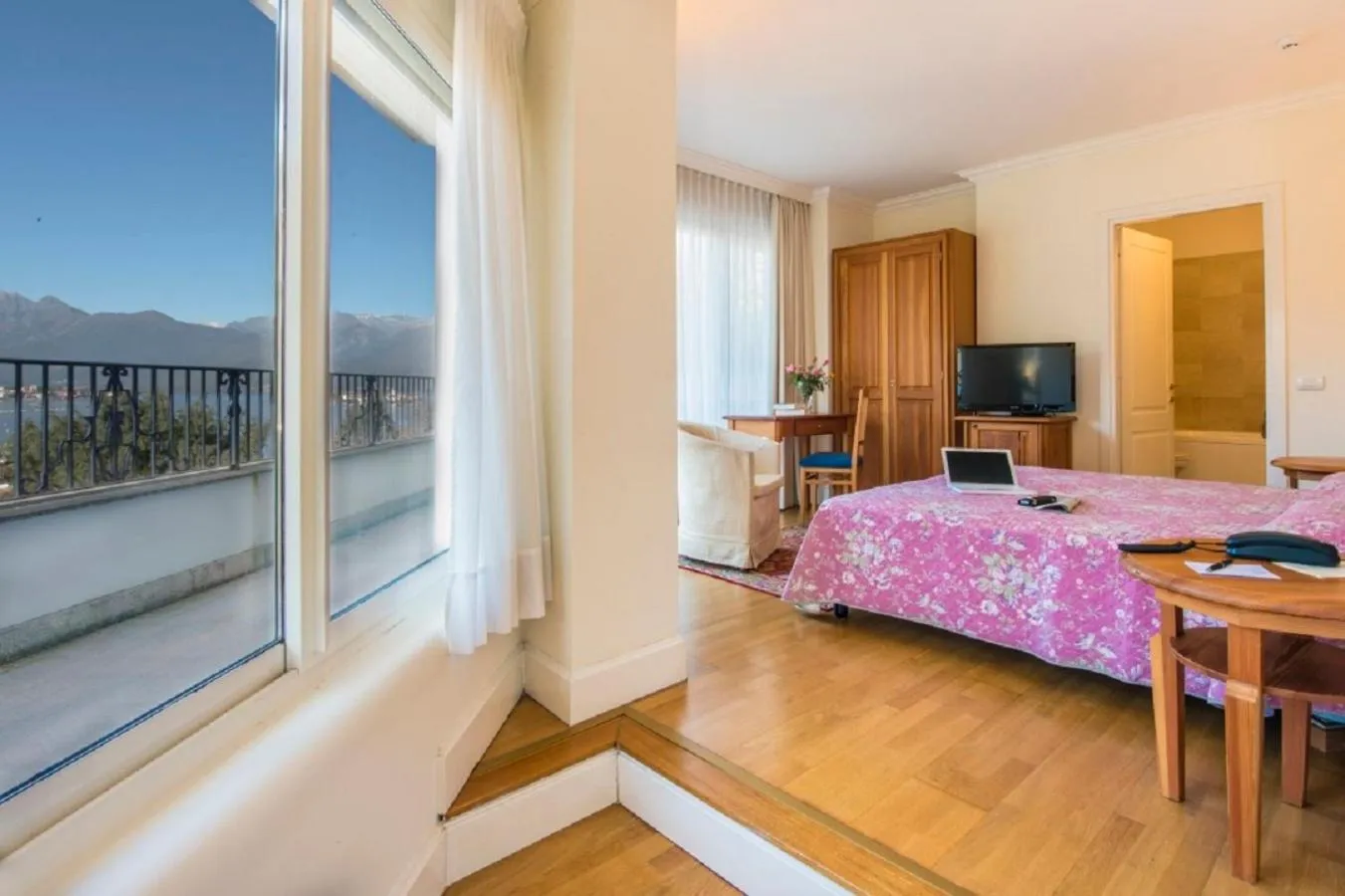 Lake view, Bed in Hotel Royal