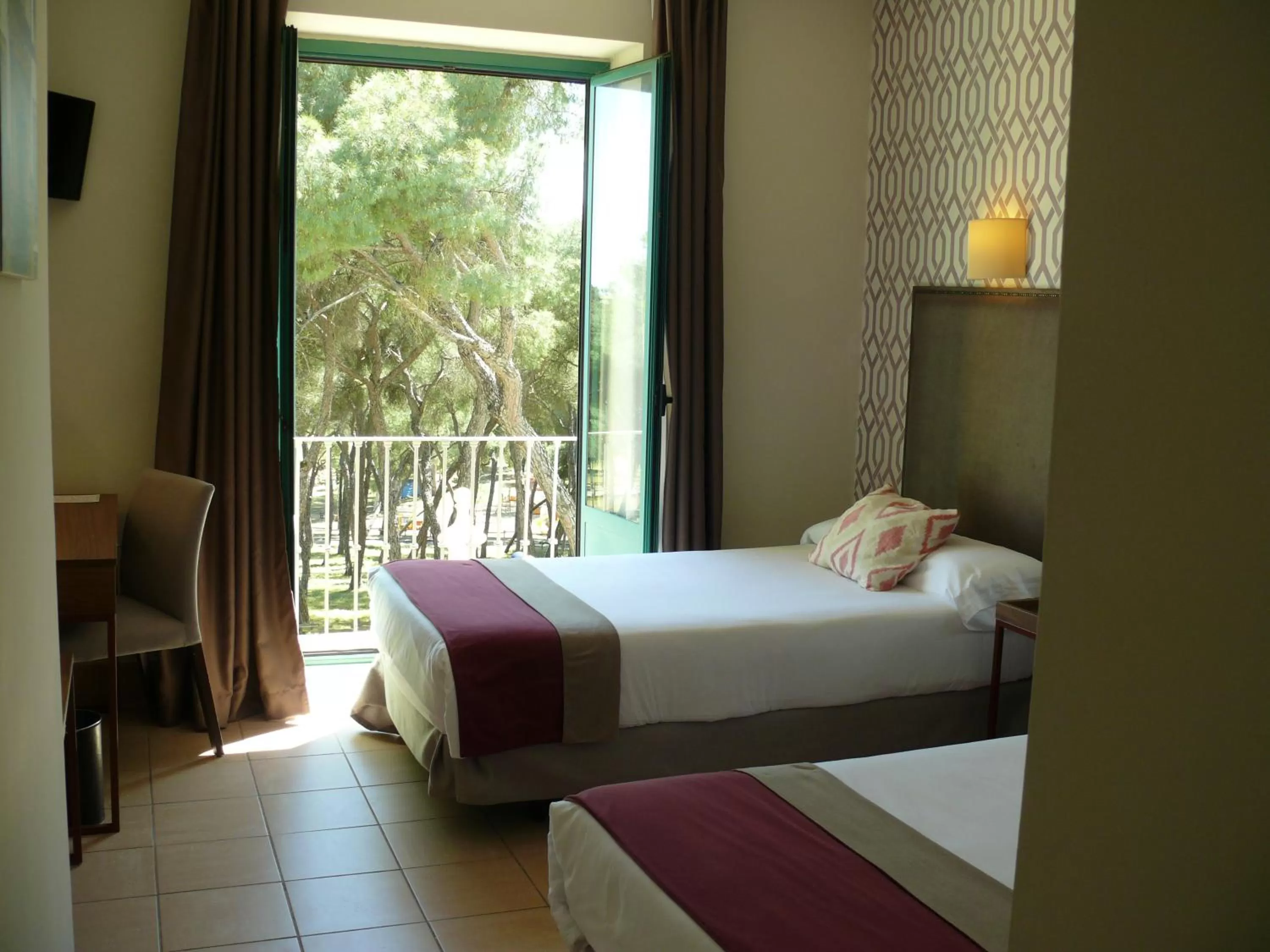 Spring, Bed in Hotel Oromana