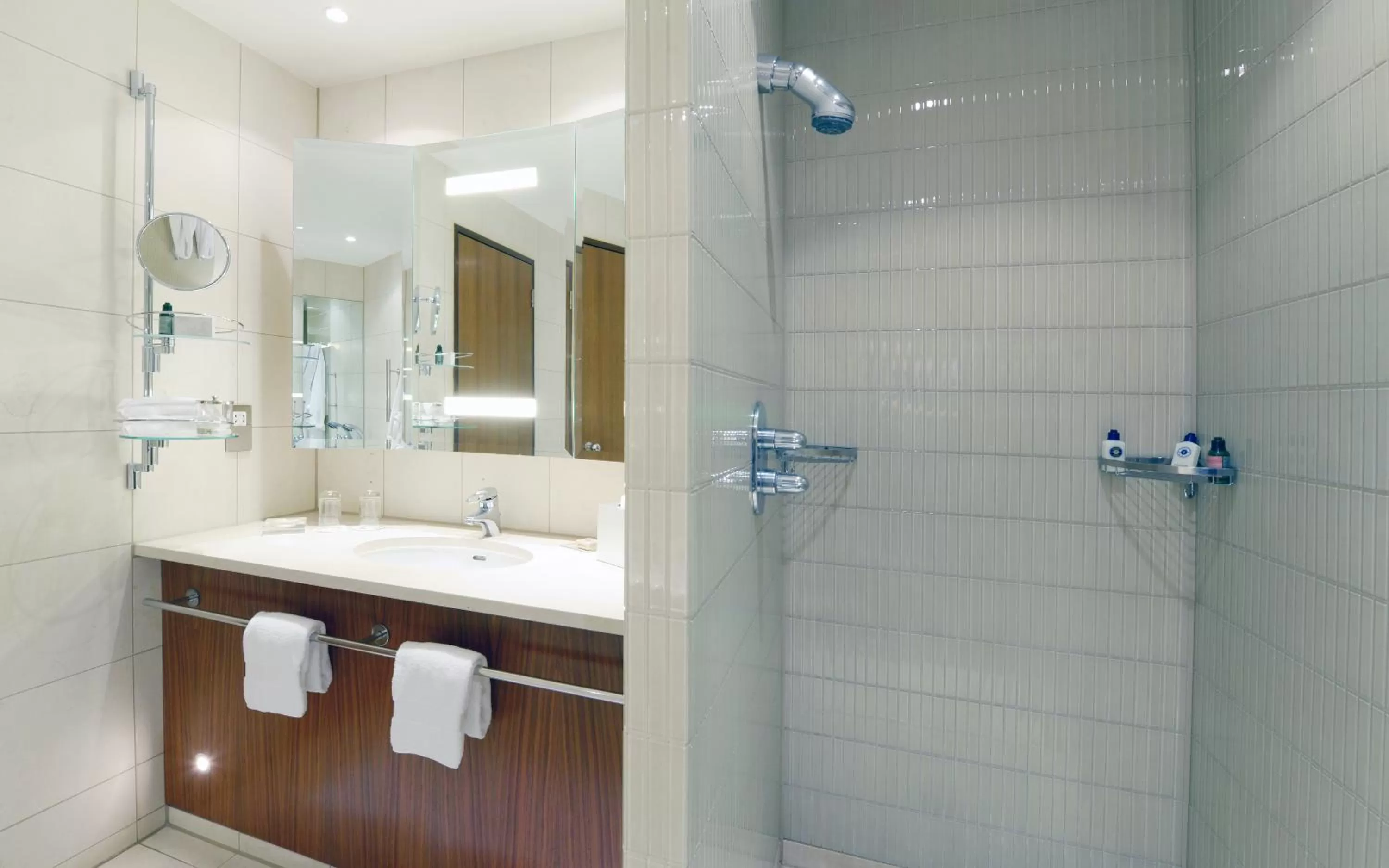 Bathroom in Canary Riverside Plaza Hotel