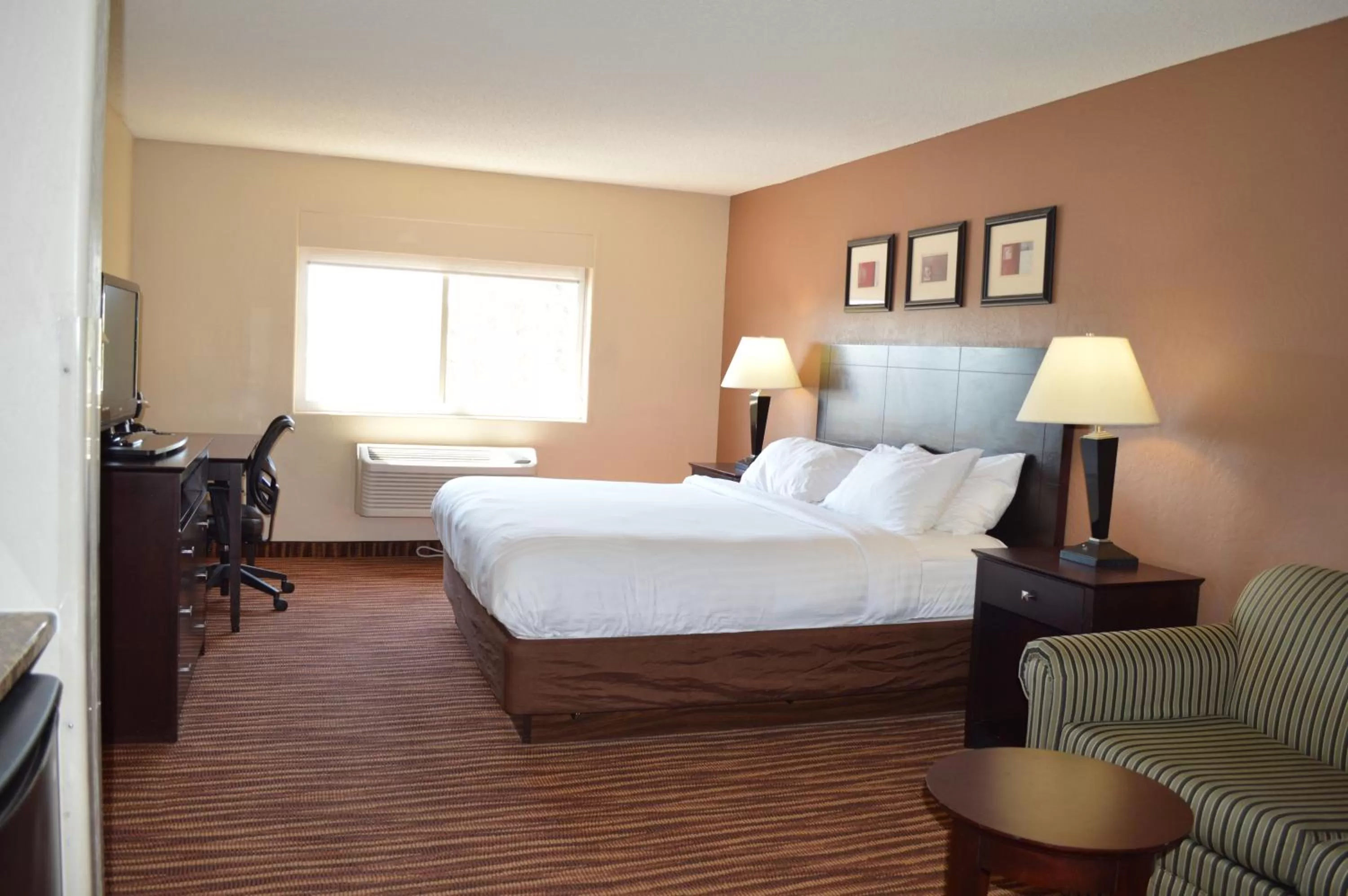 Bed in First Choice Inn at the Swell