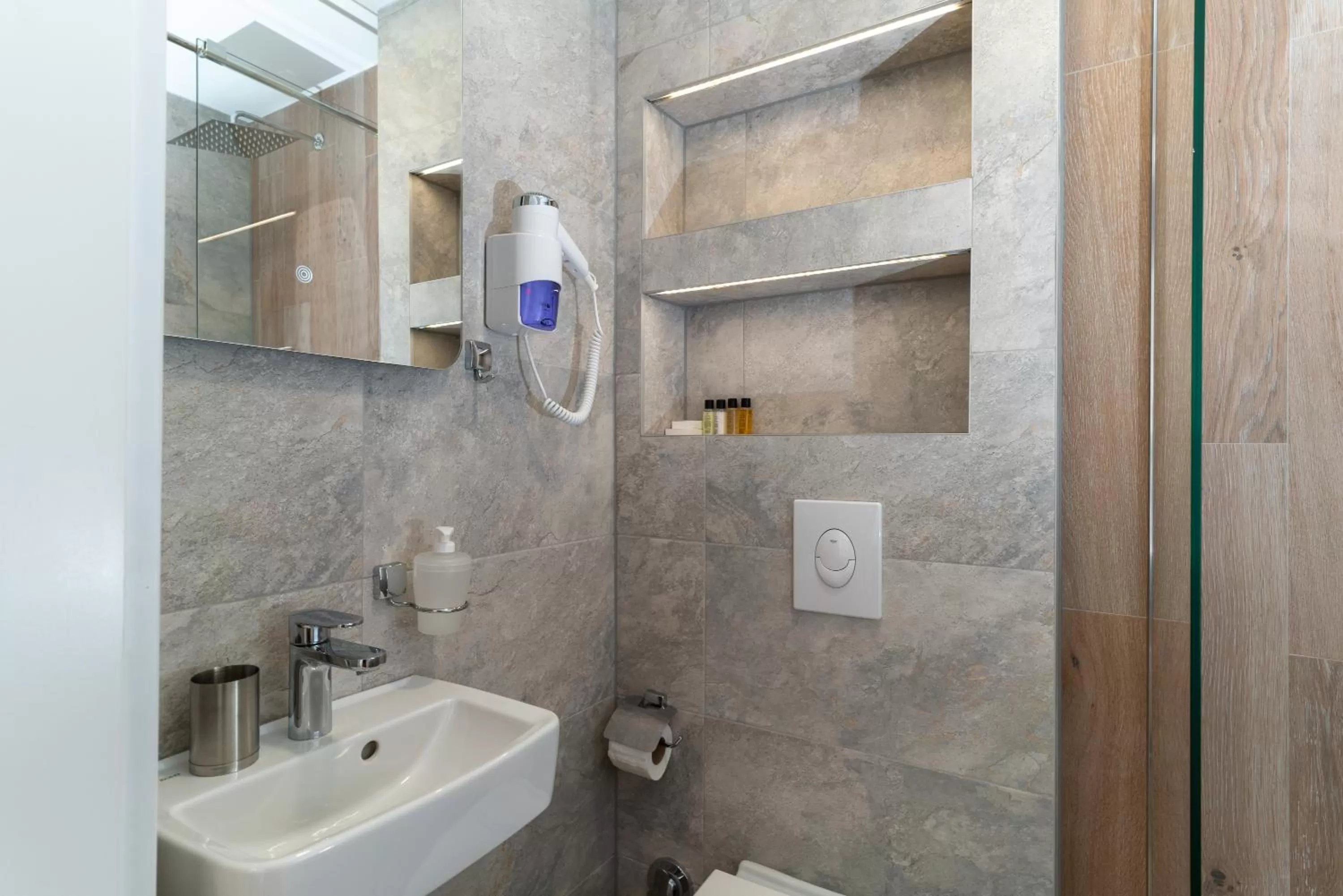 Shower in Ornament Hotel and Apartments