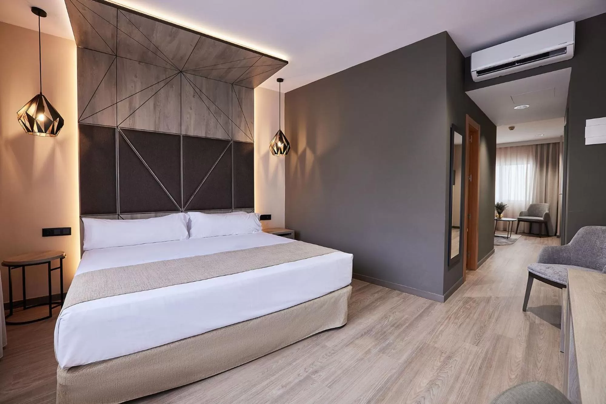 Photo of the whole room, Bed in Hotel Bristol 4 Sup