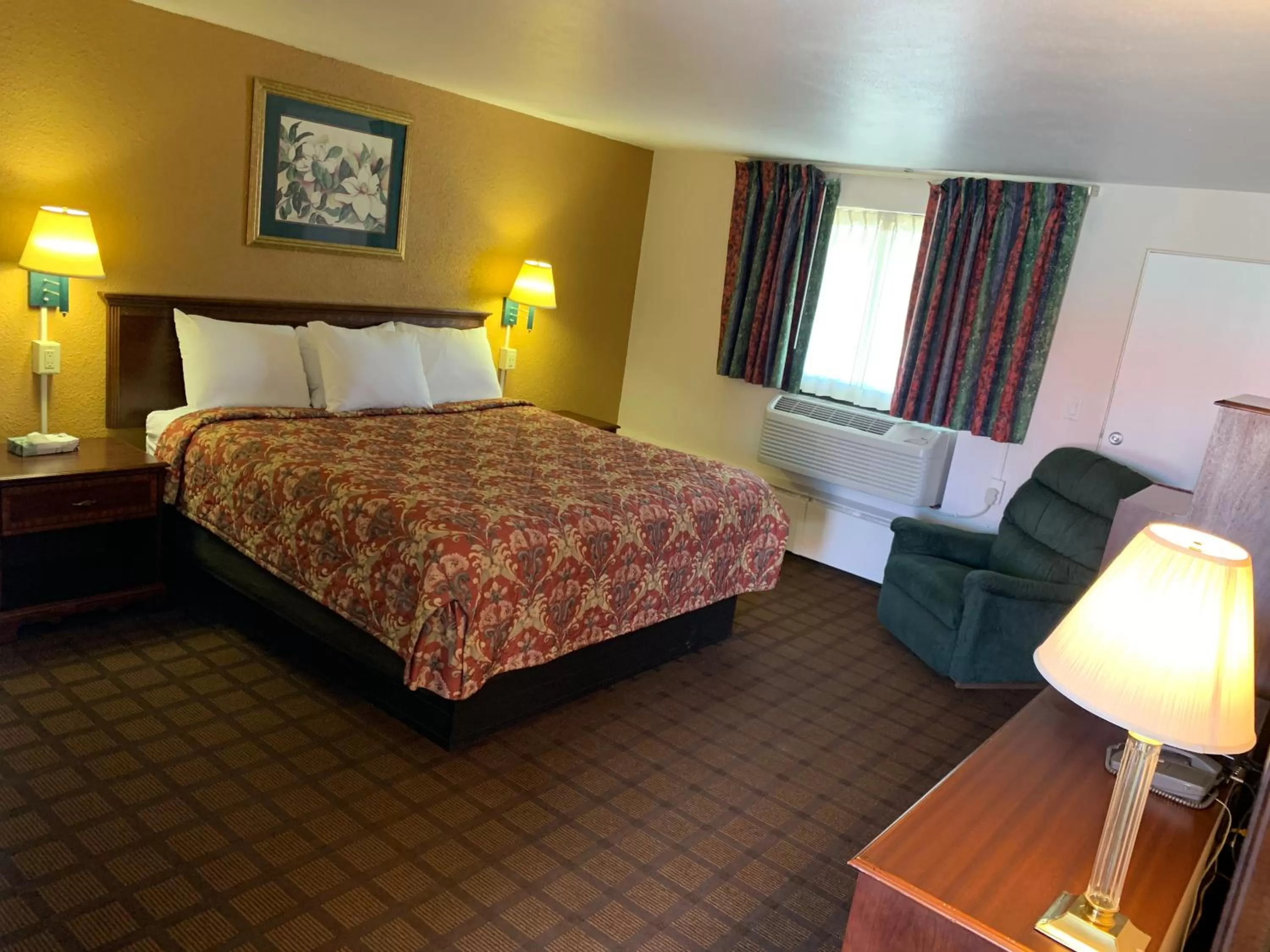 Bedroom, Bed in EastGate Inn