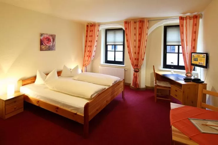 Day, Bed in Hotel-Pension zum Markt