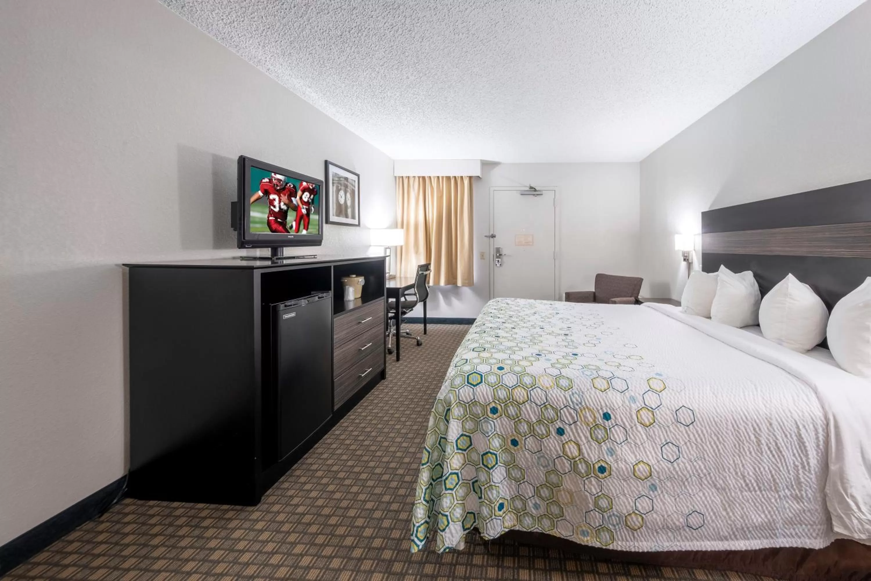 Photo of the whole room, Bed in HomeTown Inn by Red Roof East Syracuse