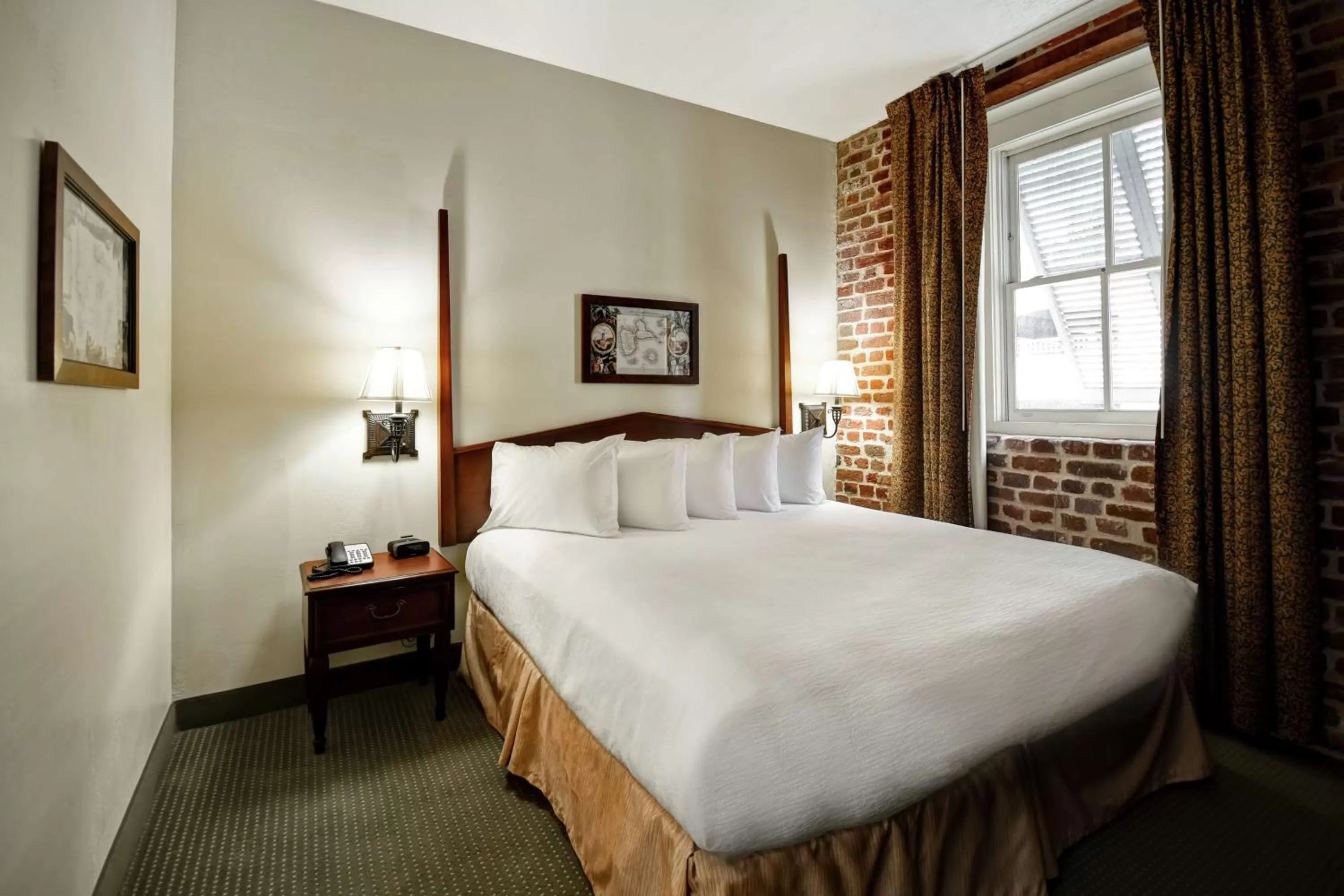 Bed in Embassy Suites Charleston - Historic District