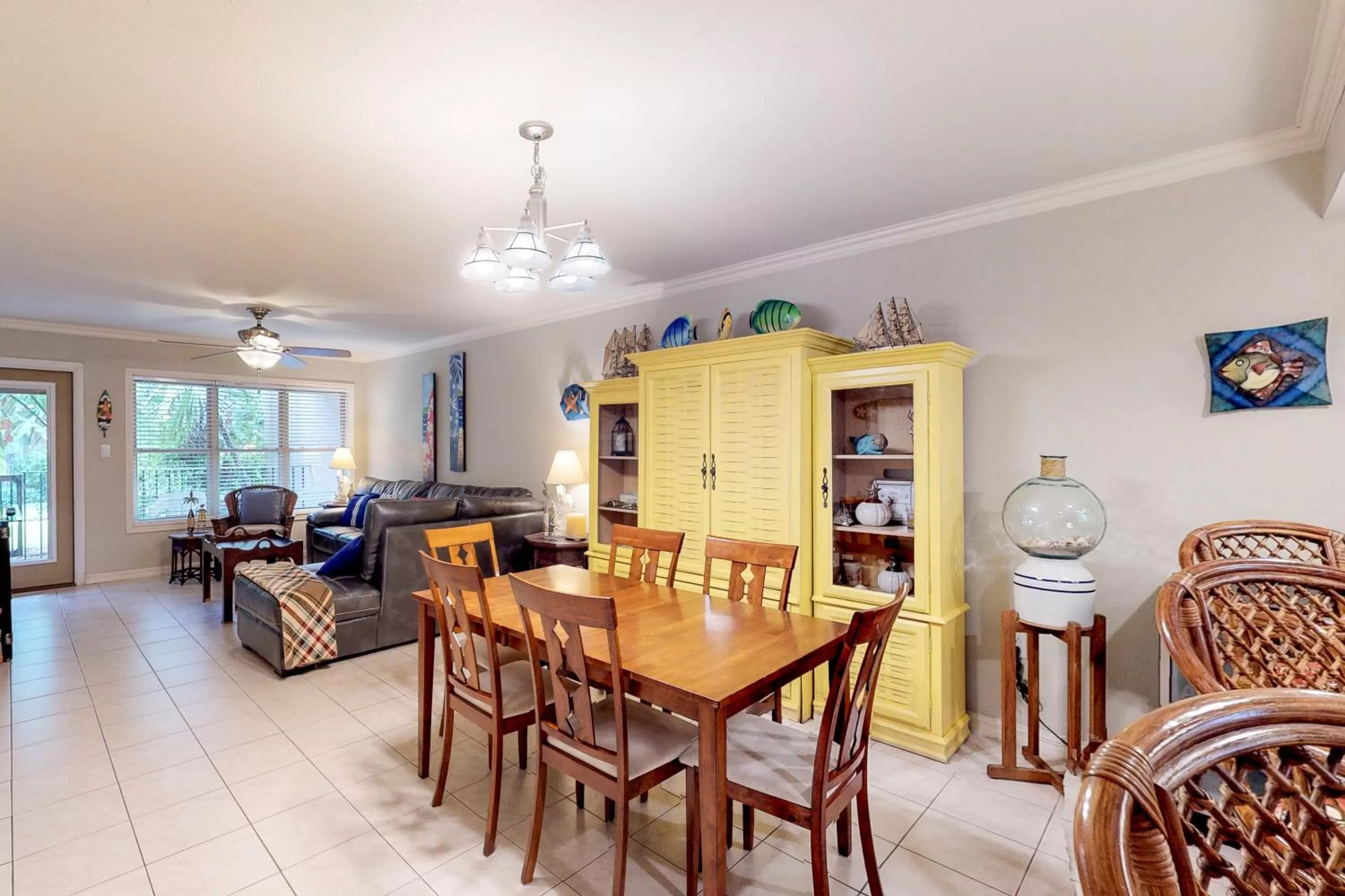 Dining Area in Beachview Condominiums: Wicker Wanderer (#109)