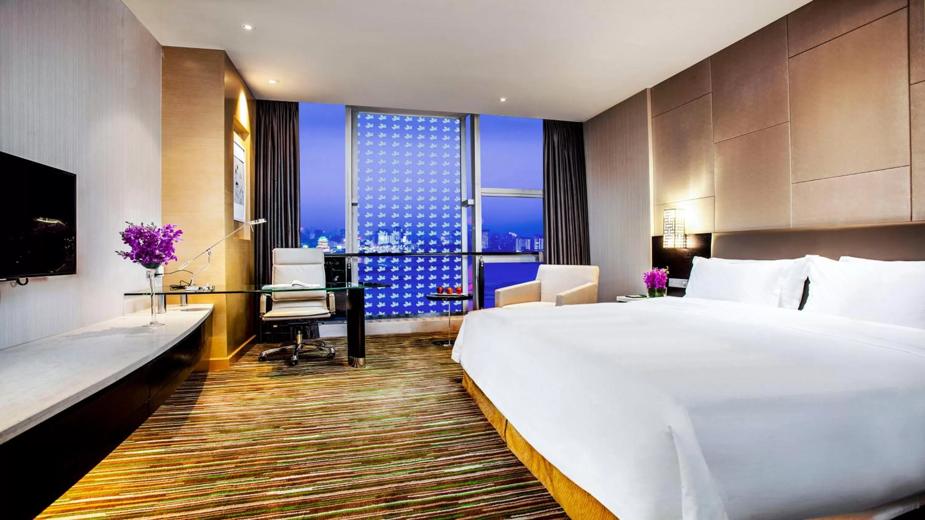 Photo of the whole room, Bed in Holiday Inn Nanchang Riverside by IHG